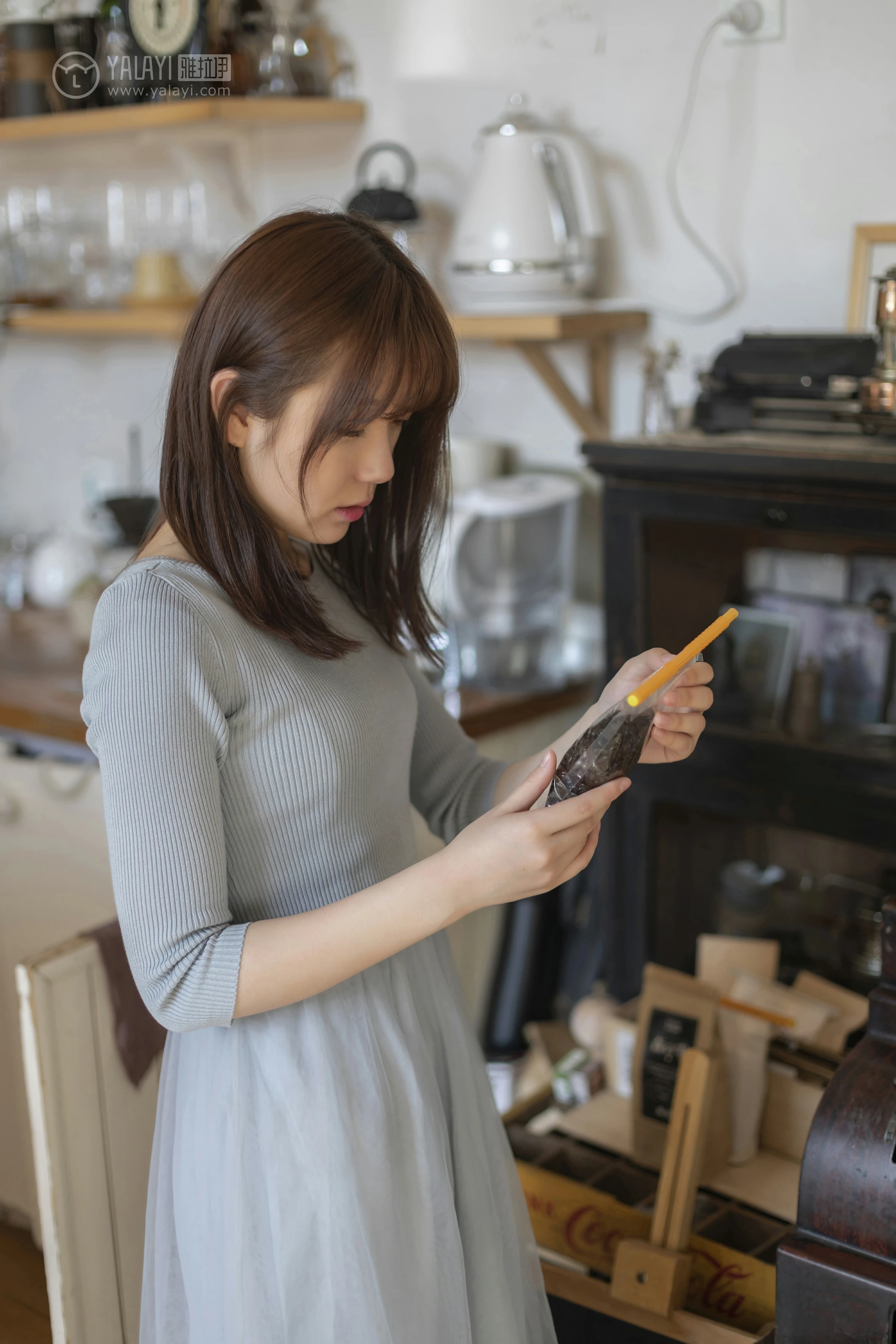 [YALAYI雅拉伊]No.249 看着你玩 刘开心 蓝色上衣加短裙清纯可爱私房写真集第3张