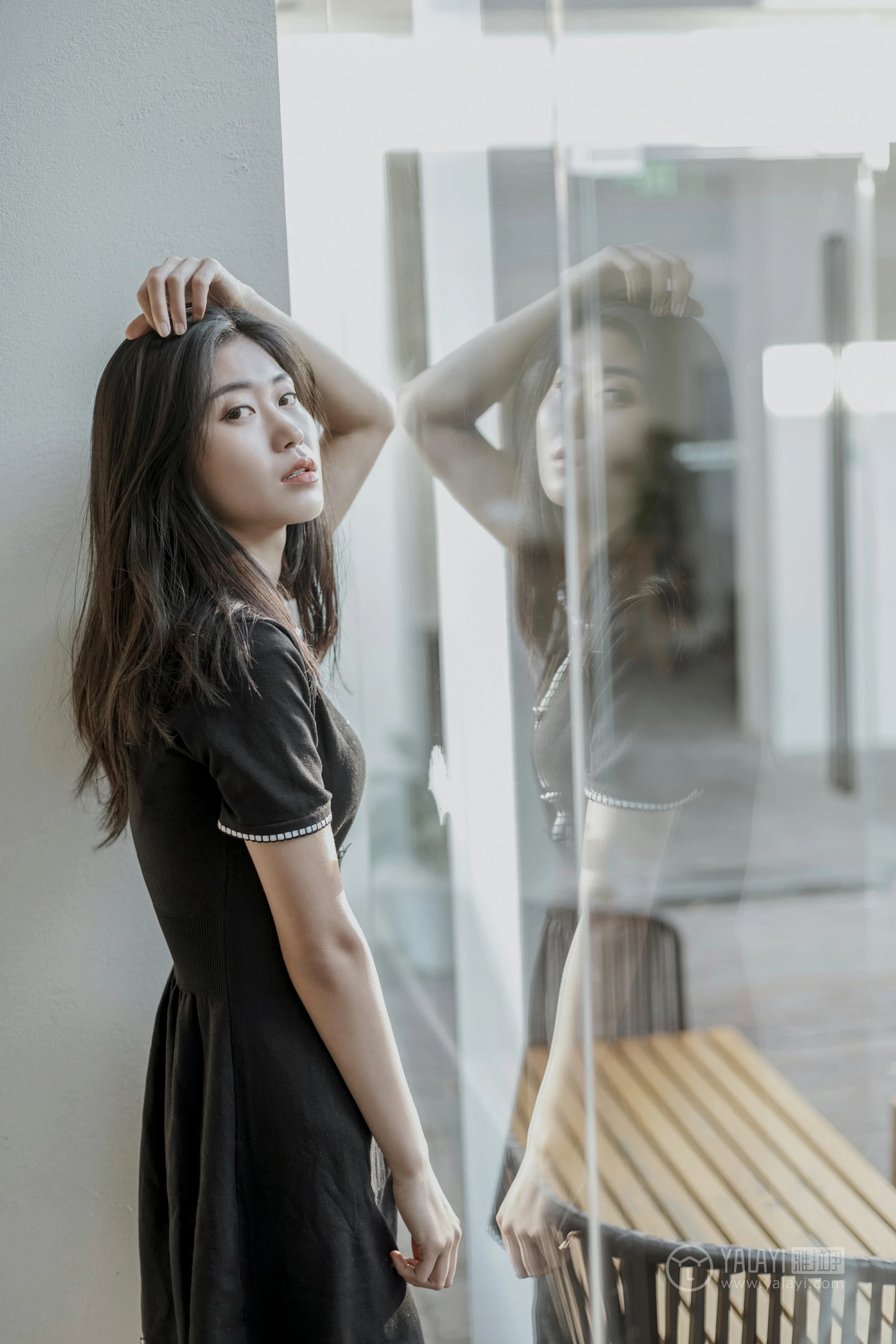 [YALAYI雅拉伊]No.255 款款情深 乔妹儿 黑色收腰连衣裙居家私房写真集第9张