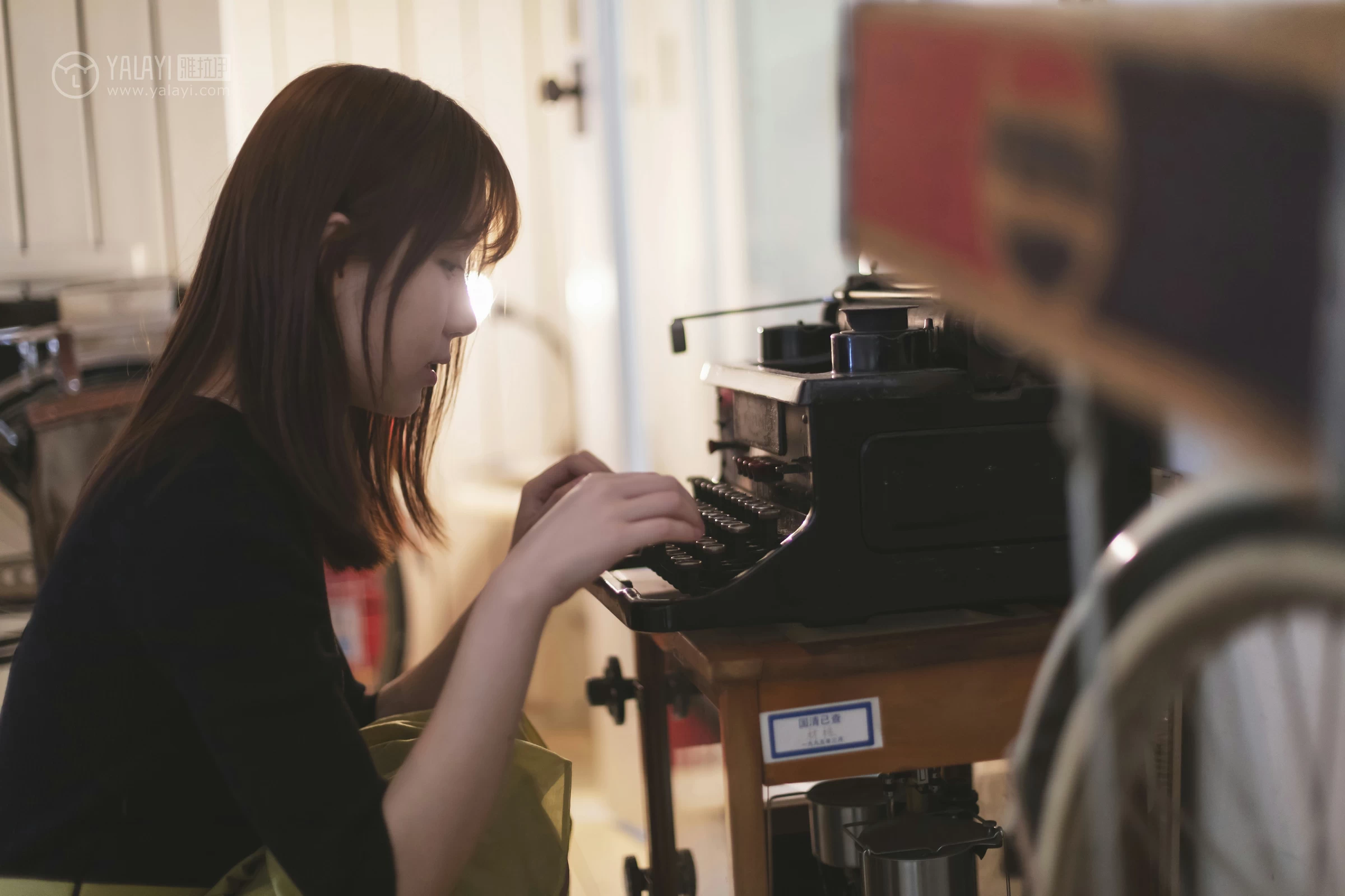 [YALAYI雅拉伊]No.265 旧情 刘开心 黑色紧身上衣加橙色短裙性感私房写真集第1张