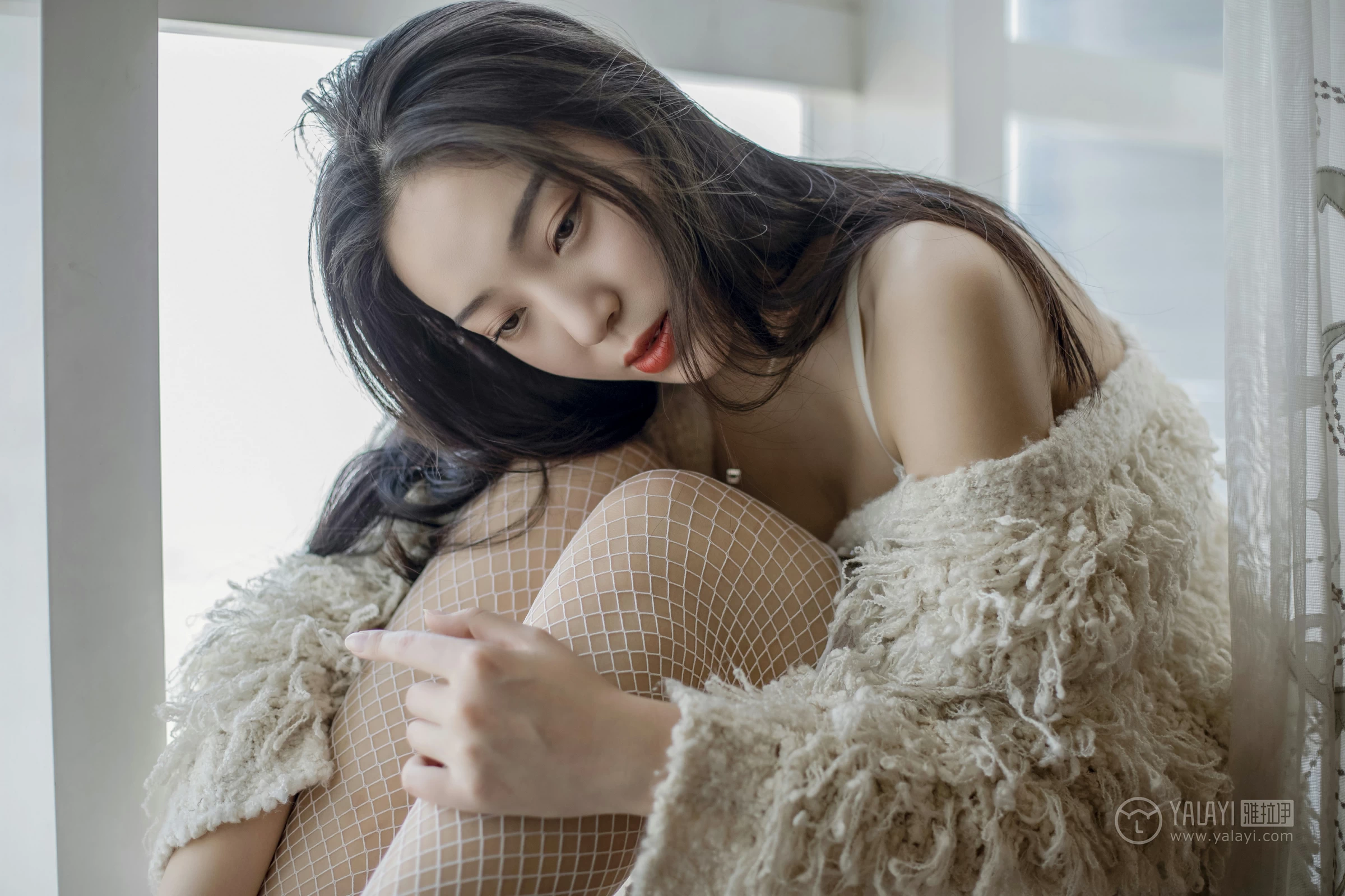 [YALAYI雅拉伊]No.281 你的样子 楚薇 米色睡衣加白色蕾丝内衣性感私房写真集第4张