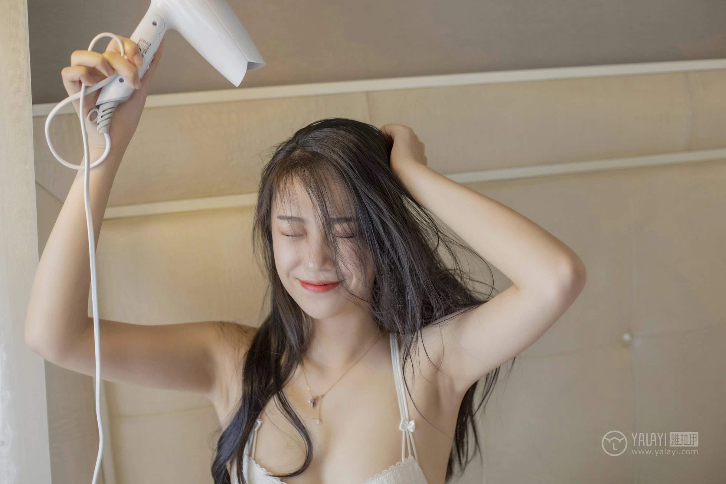 [YALAYI雅拉伊]No.281 你的样子 楚薇 米色睡衣加白色蕾丝内衣性感私房写真集第15张