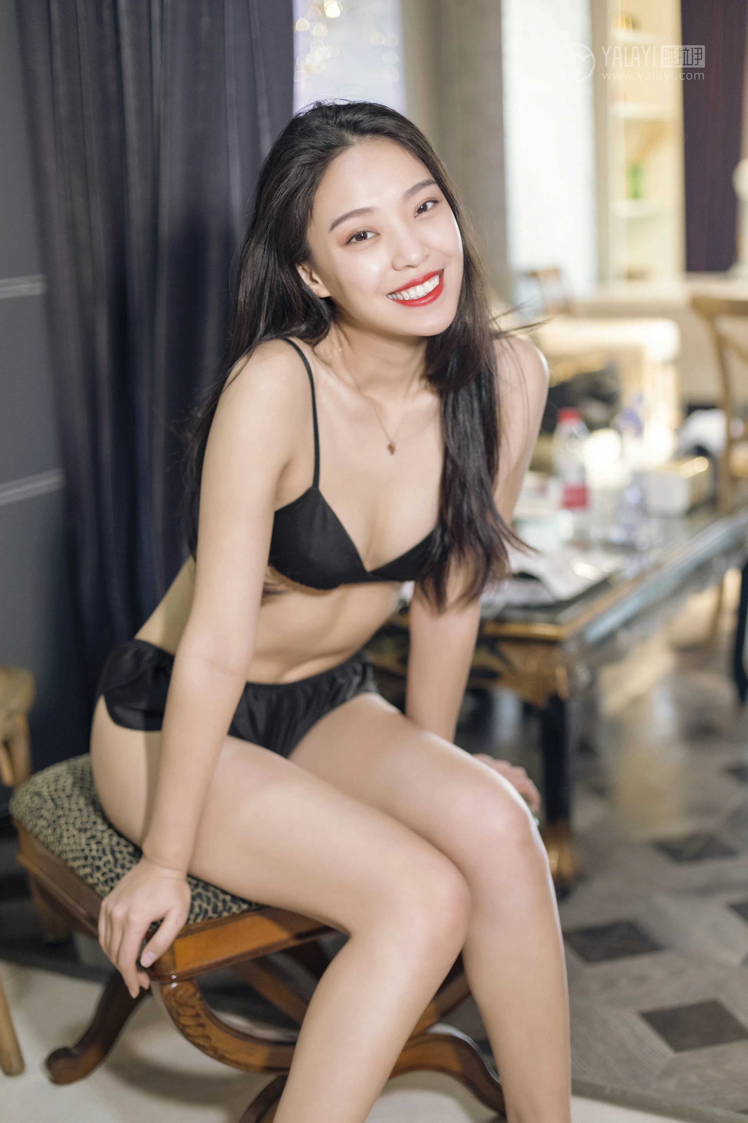 [YALAYI雅拉伊]No.282 双眸点绛唇 楚薇 黑色真丝内衣居家性感私房写真集第6张