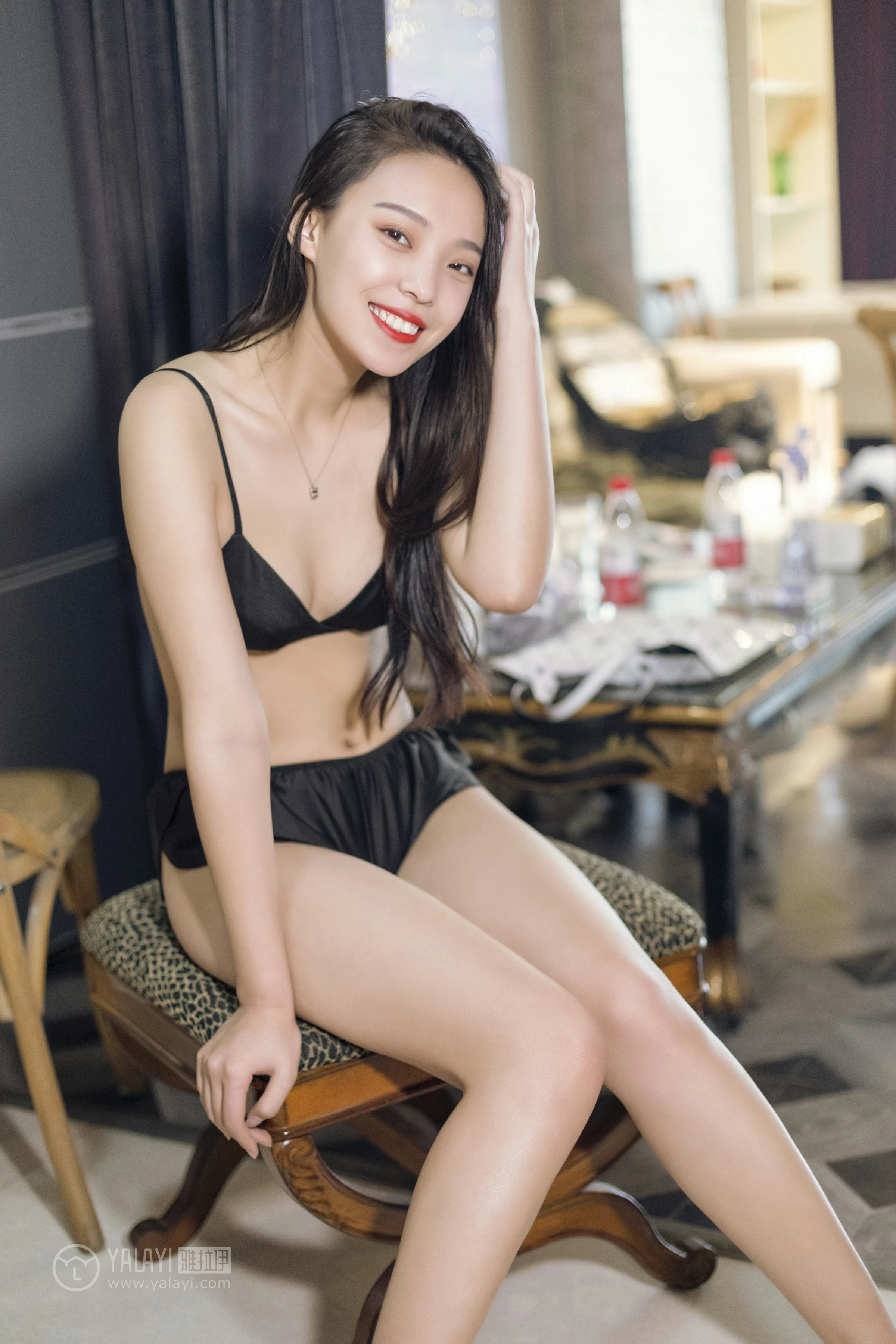 [YALAYI雅拉伊]No.282 双眸点绛唇 楚薇 黑色真丝内衣居家性感私房写真集第6张