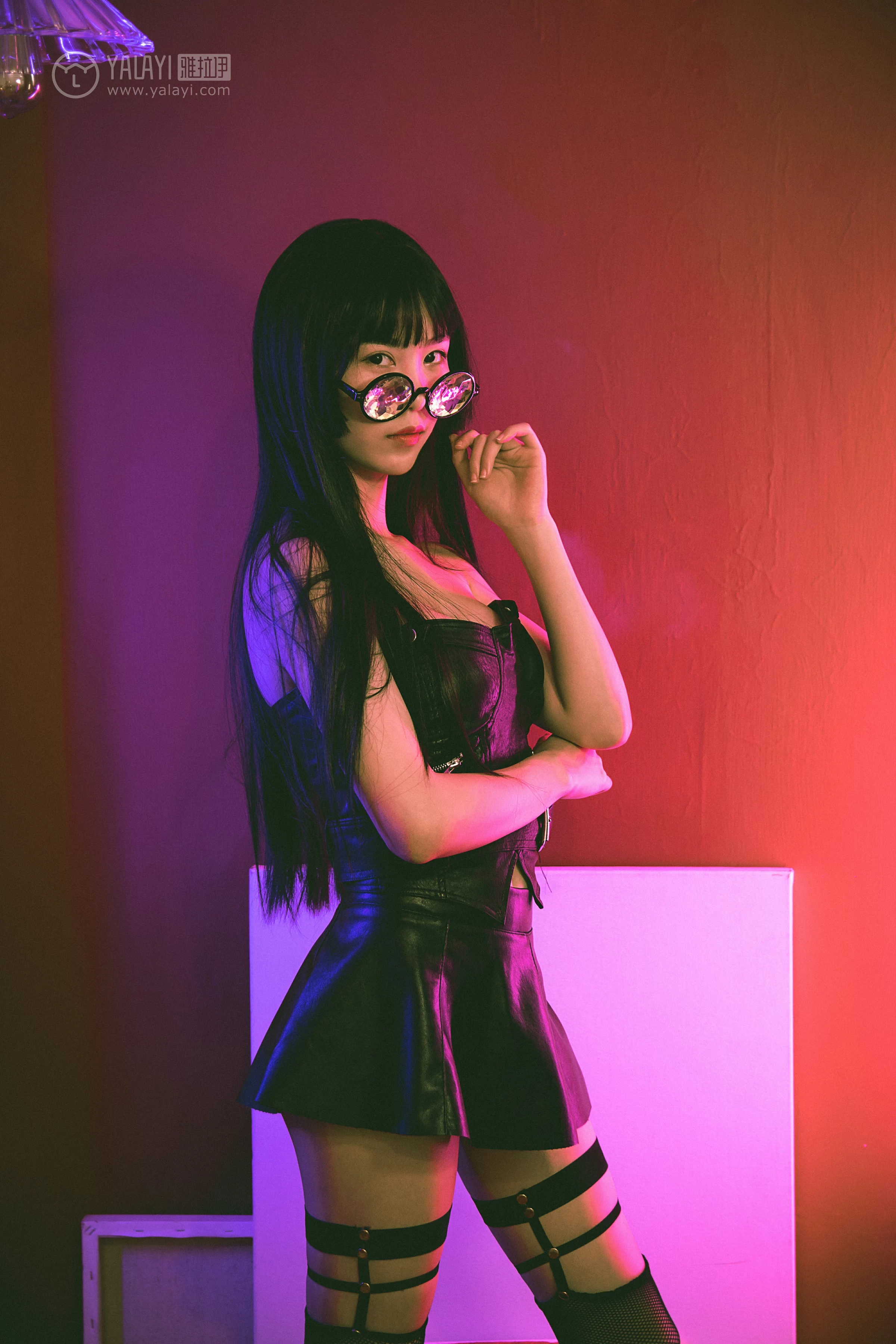 [YALAYI雅拉伊] No.275 霓虹 抖抖儿 黑色塑身上衣与短裙加黑色丝袜美腿性感私房写真集第5张