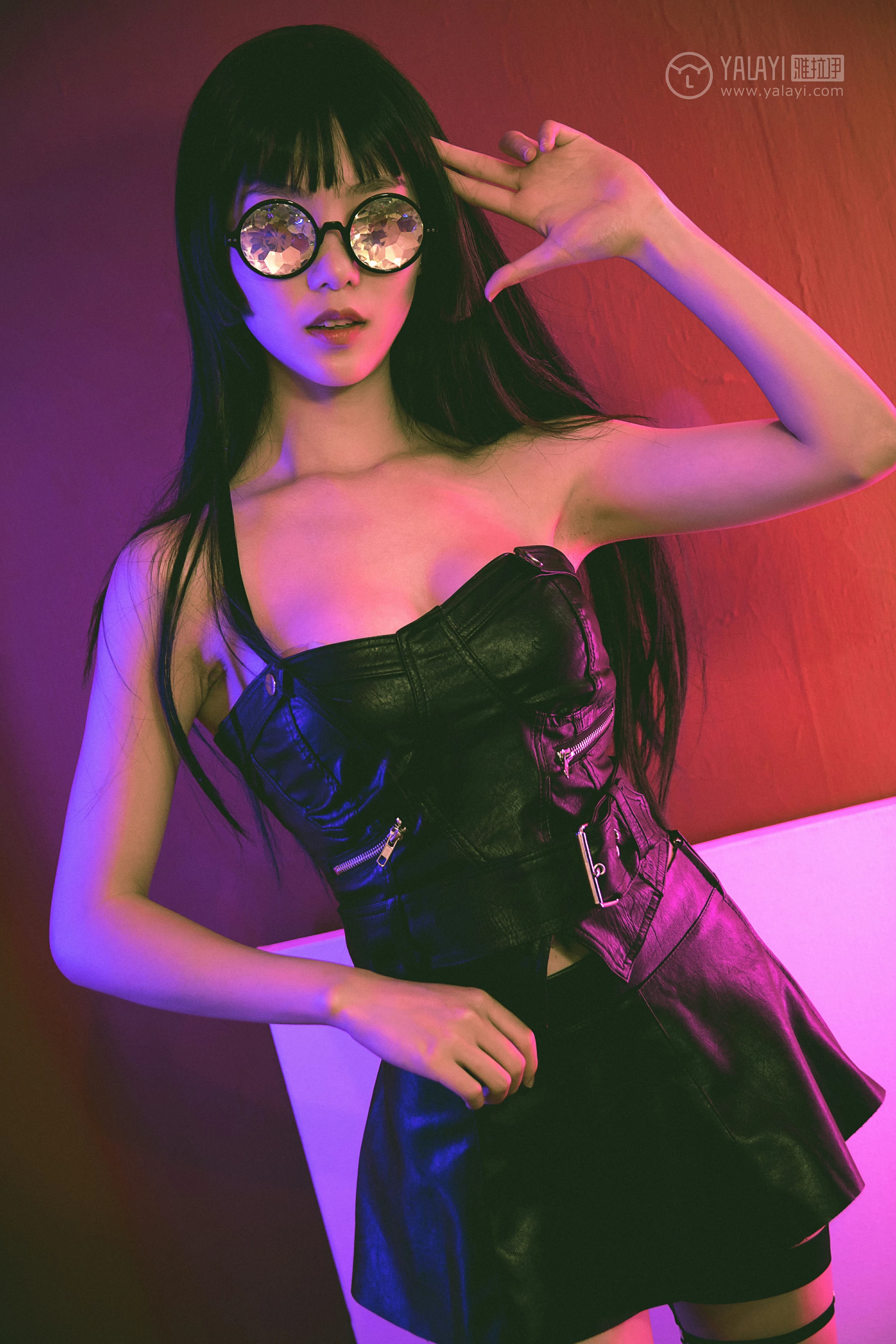 [YALAYI雅拉伊] No.275 霓虹 抖抖儿 黑色塑身上衣与短裙加黑色丝袜美腿性感私房写真集第6张
