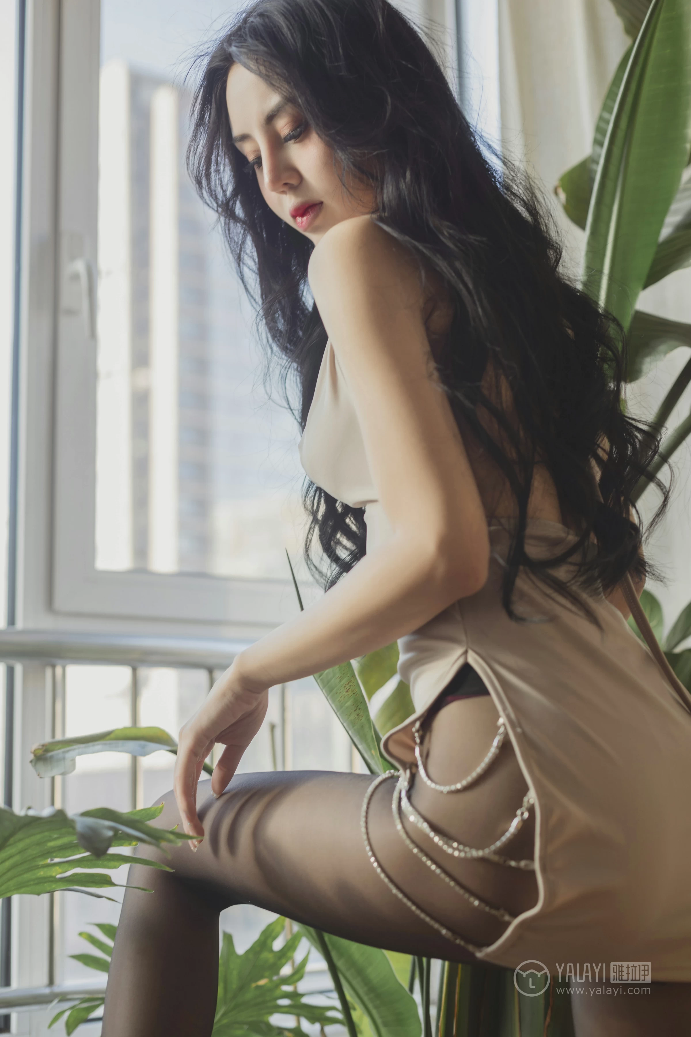 [YALAYI雅拉伊]No.299 香蜜 凉儿 米色裸背连身裙加黑色丝袜美腿性感私房写真集第11张