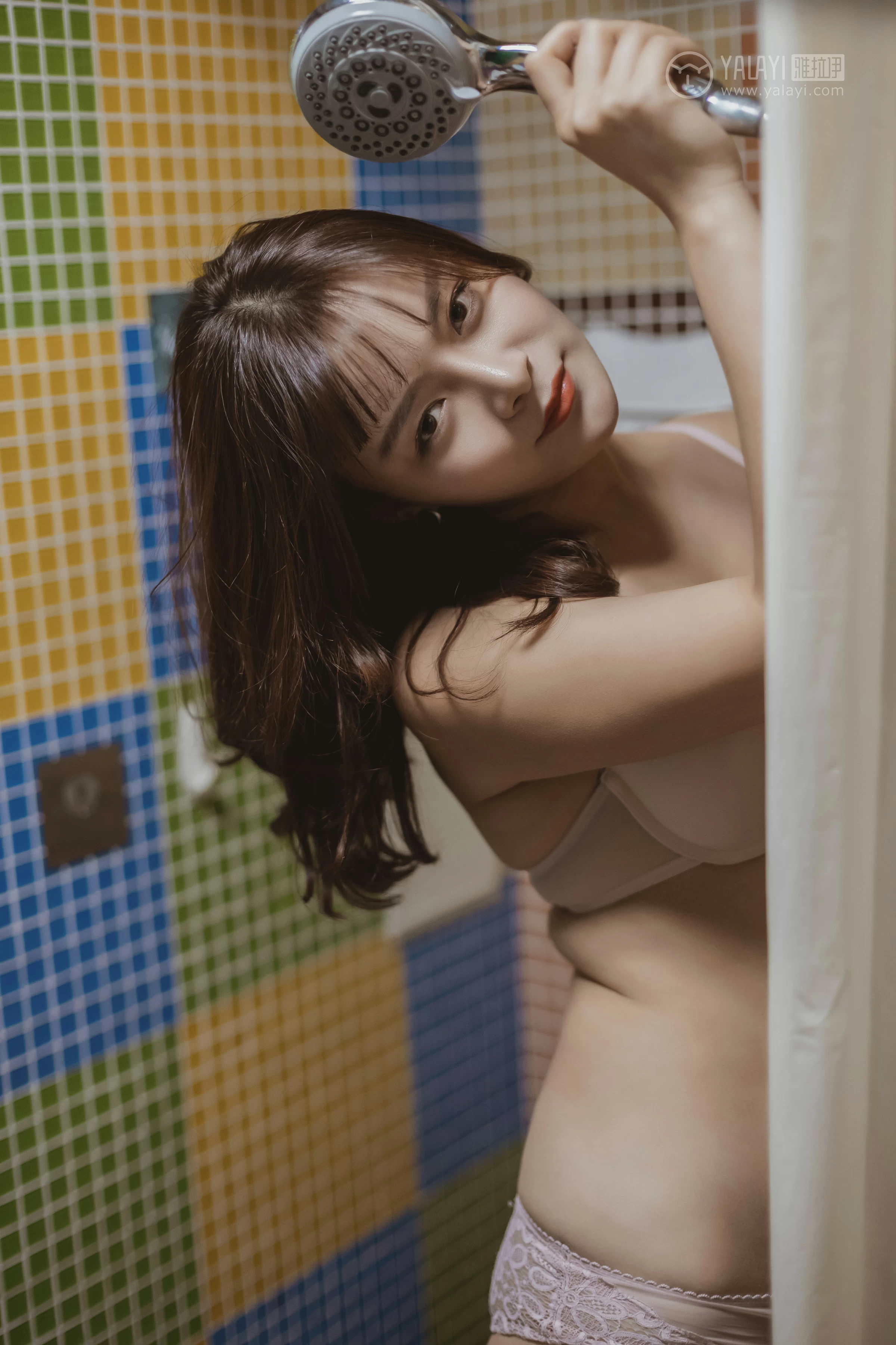 [YALAYI雅拉伊]No.301 角落里 芷琳 白色浴袍加粉色内衣性感私房写真集第11张