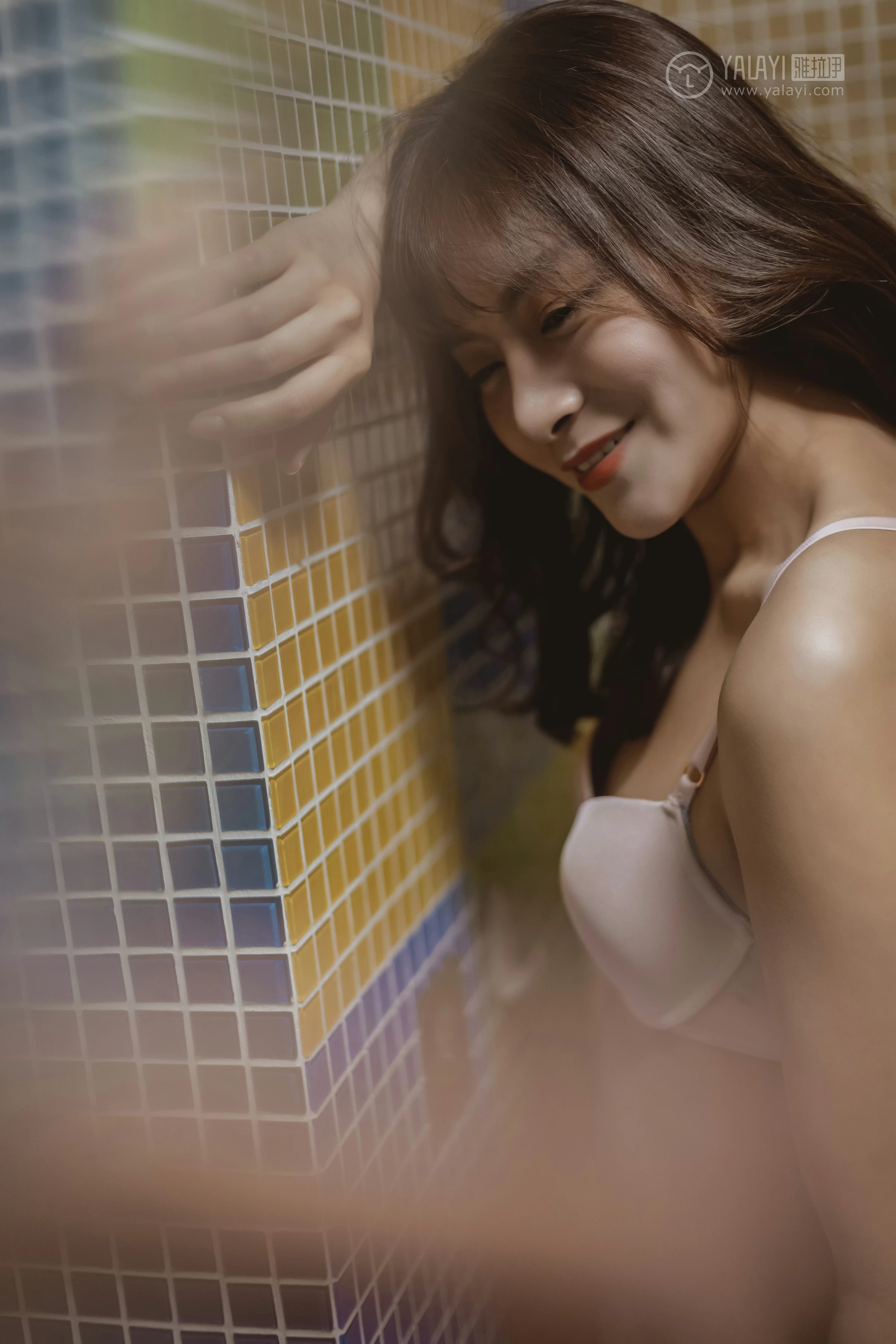 [YALAYI雅拉伊]No.301 角落里 芷琳 白色浴袍加粉色内衣性感私房写真集第14张