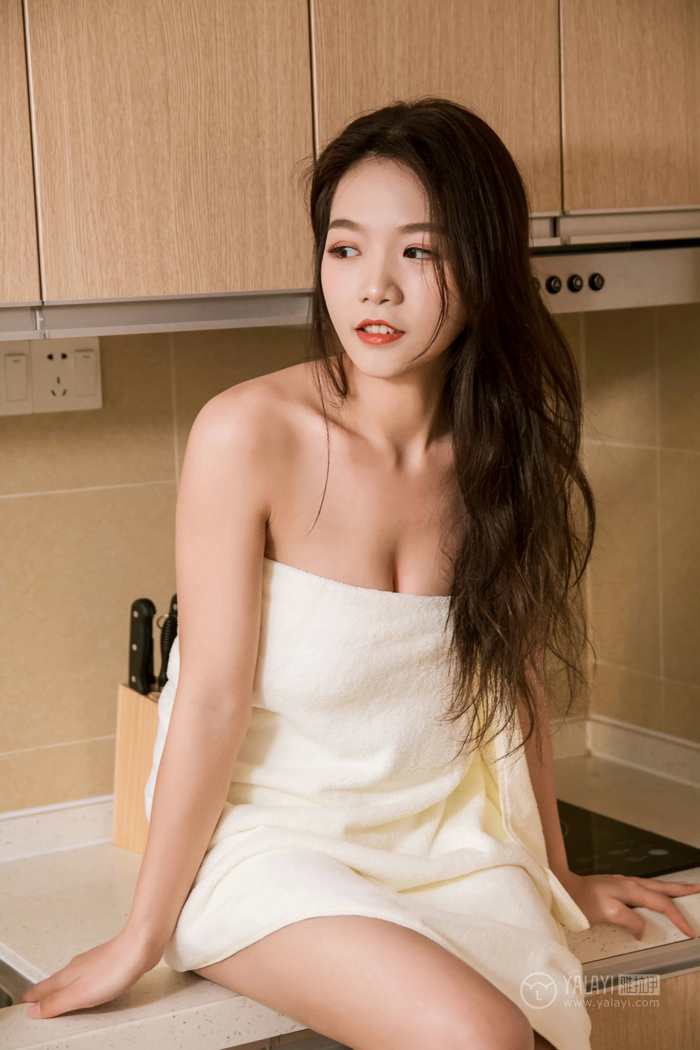 [YALAYI雅拉伊]No.304 裹着它 慧儿 白色浴袍加红色蕾丝内衣性感私房写真集第9张