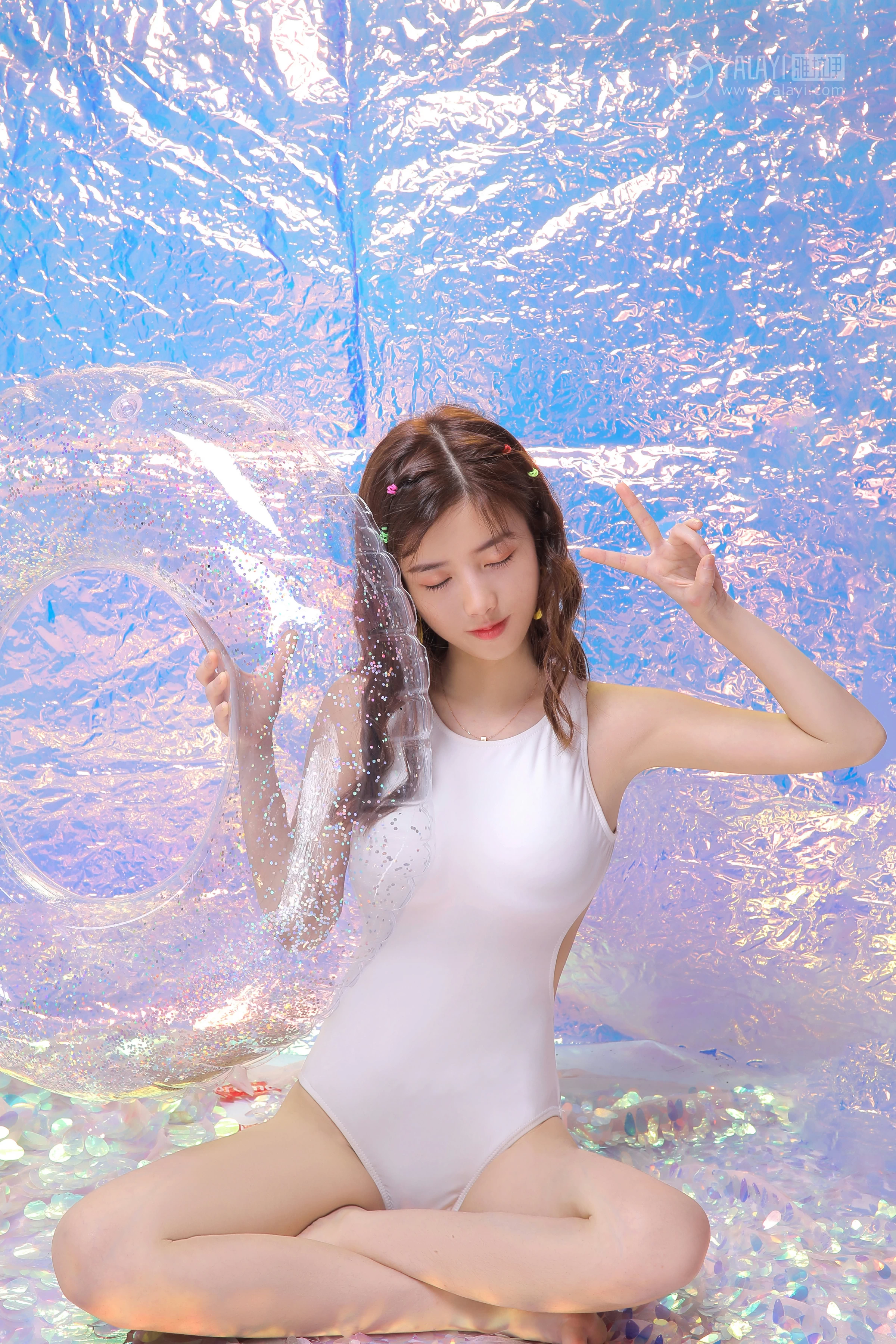 [YALAYI雅拉伊]No.307 闪亮女孩 圈圈 白色连体比基尼泳装性感私房写真集第4张