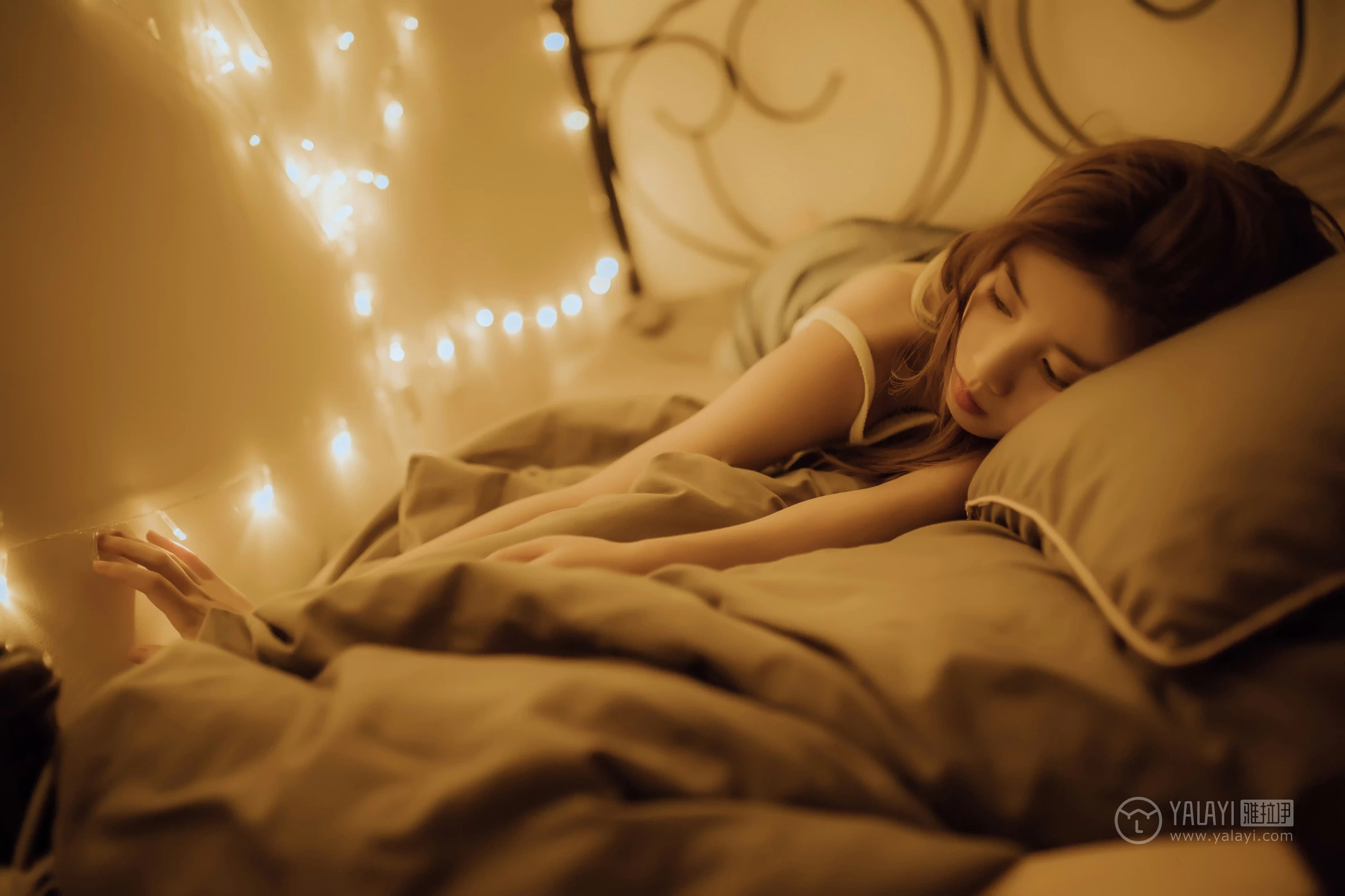 [YALAYI雅拉伊]No.307 闪亮女孩 圈圈 白色连体比基尼泳装性感私房写真集第13张