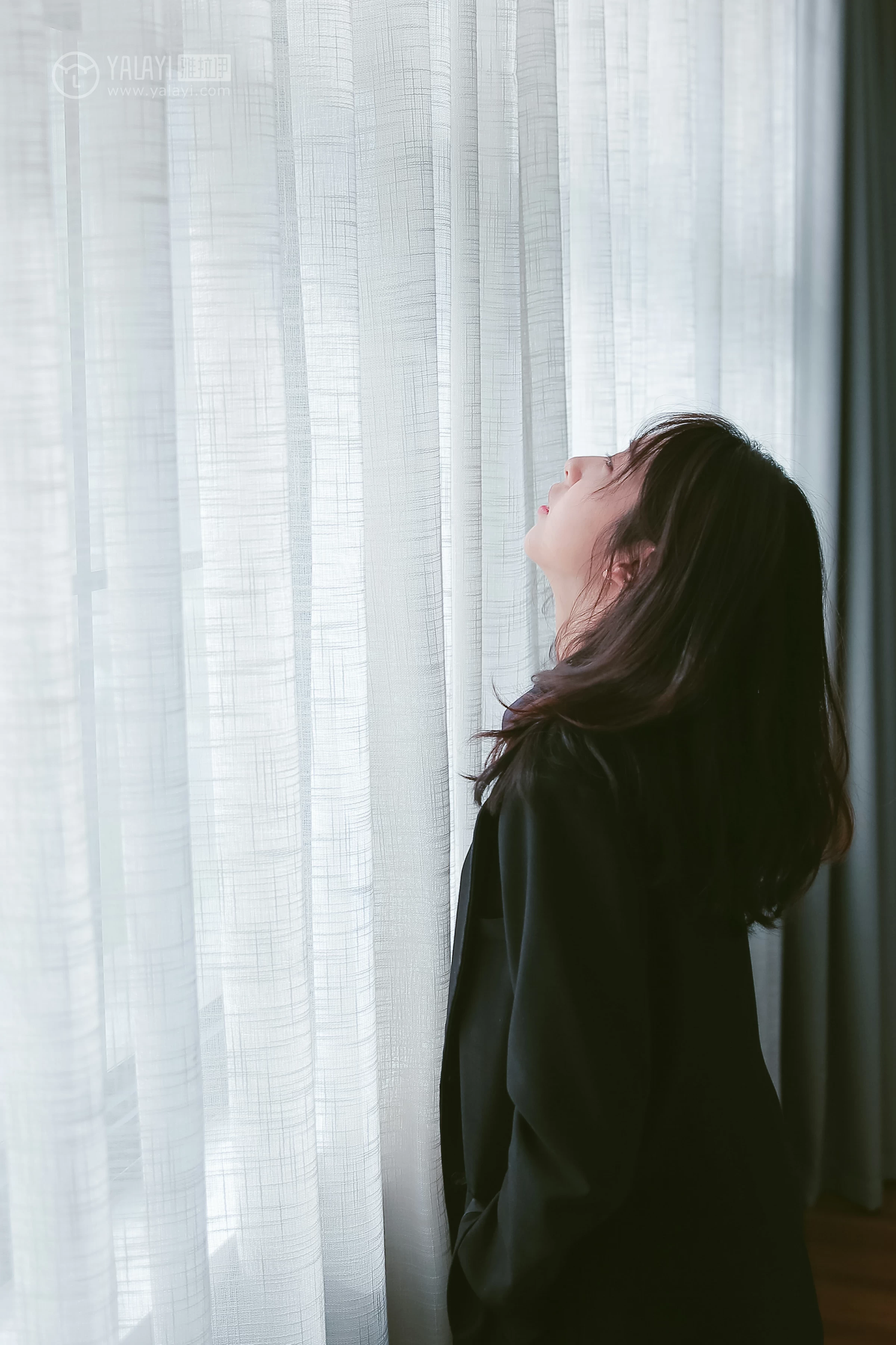 [YALAYI雅拉伊]No.308 蓝色房子 蓝心 黑色外套加蓝色连身制服裙性感私房写真集第3张