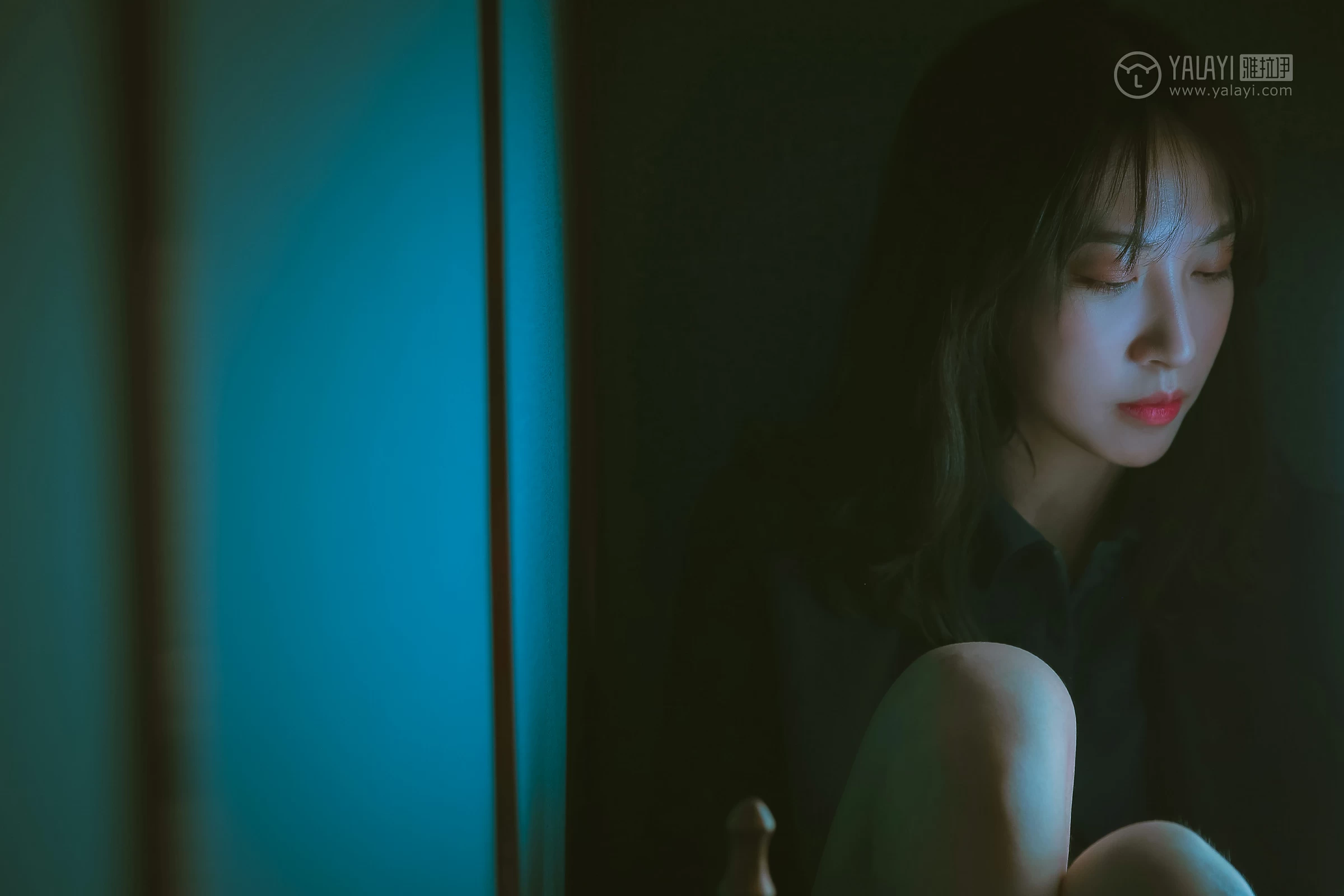 [YALAYI雅拉伊]No.308 蓝色房子 蓝心 黑色外套加蓝色连身制服裙性感私房写真集第7张