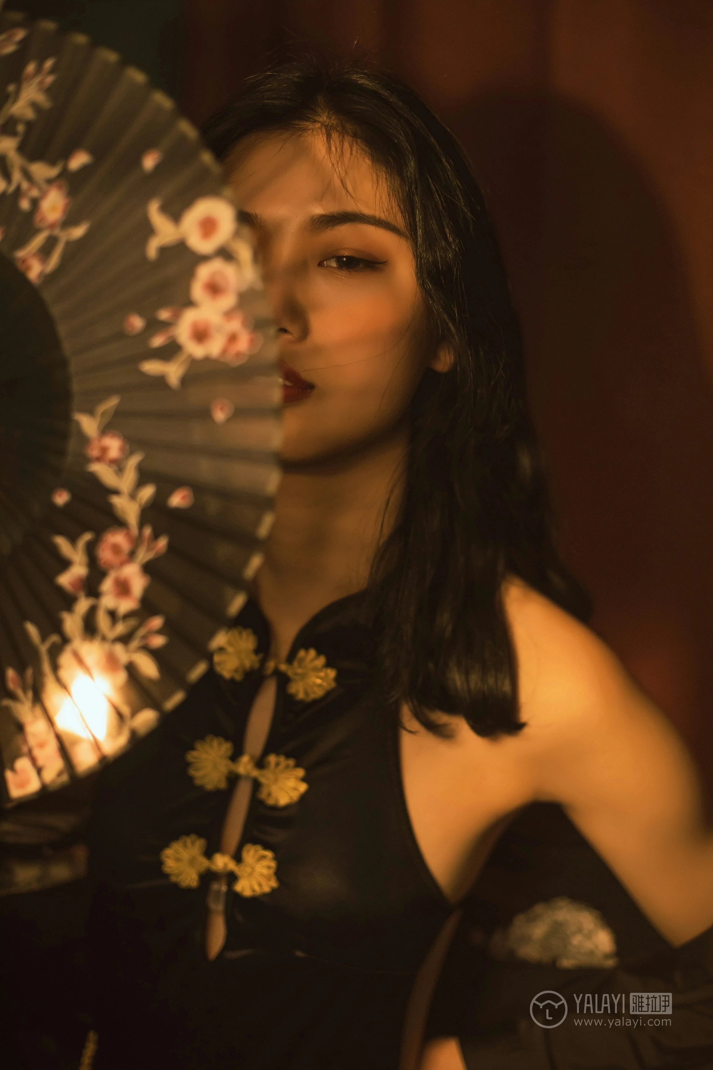 [YALAYI雅拉伊]No.309 夜来香 和风 黑色睡衣加黑色情趣旗袍性感私房写真集第3张