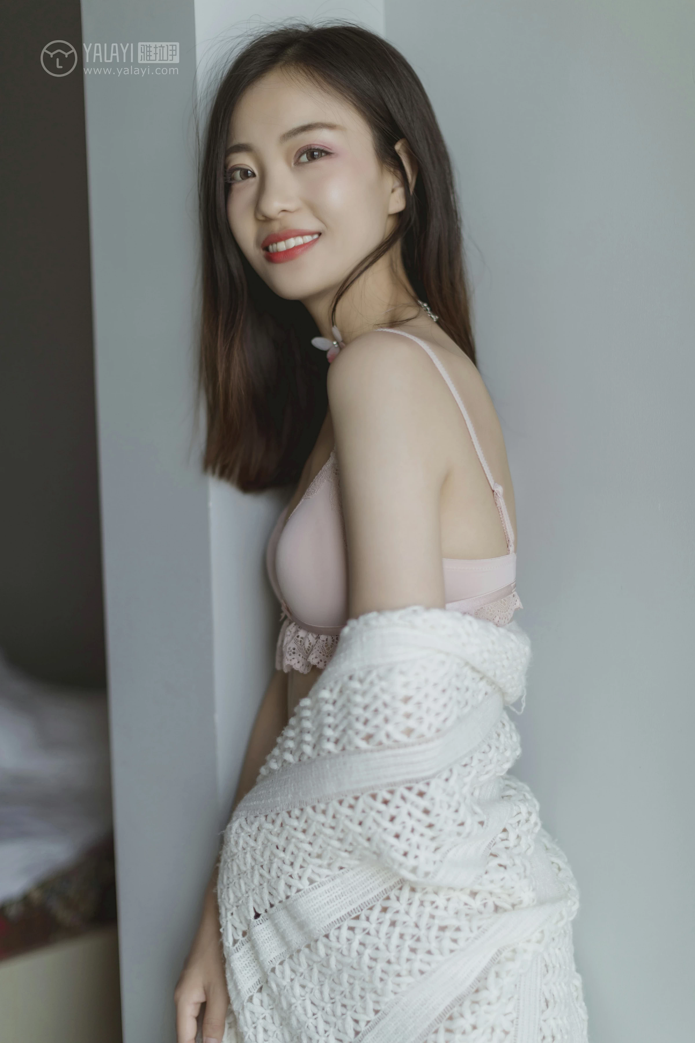 [YALAYI雅拉伊]No.316 叫她起床 高若童 白色睡衣加粉色蕾丝内衣性感私房写真集第16张