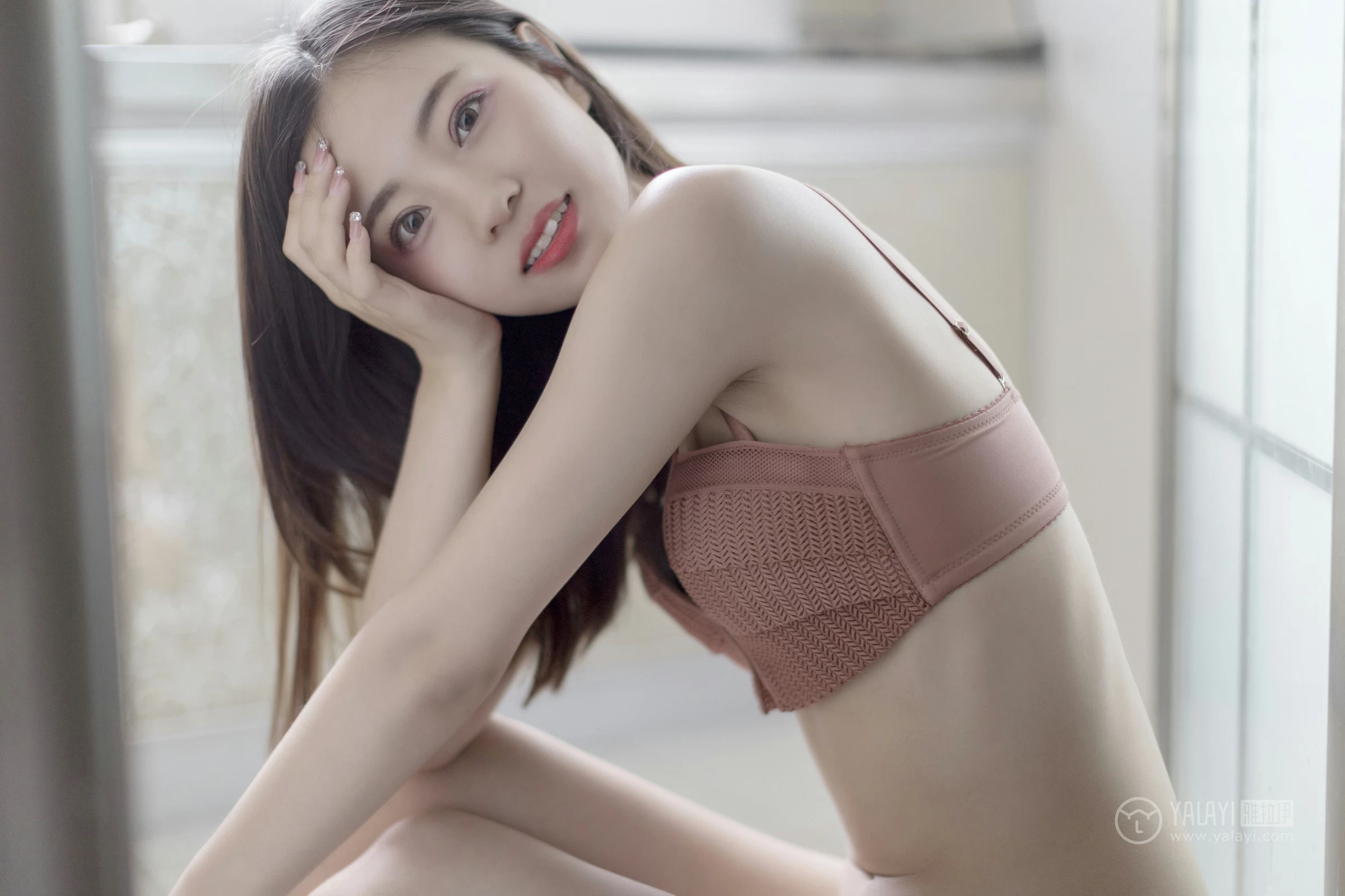 [YALAYI雅拉伊]No.320 少女与玫瑰 高若童 粉色内衣加白色蕾丝内裤性感私房写真集第16张