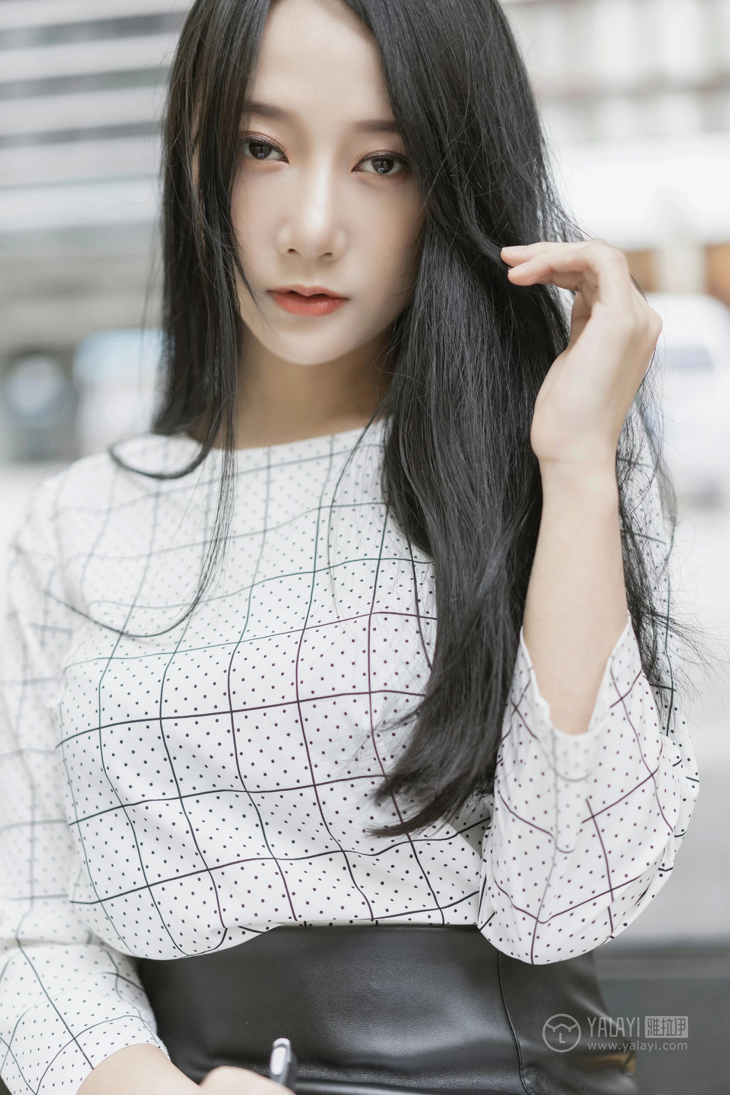 [YALAYI雅拉伊]No.322 女白领的私生活1 何嘉颖 白色衬衫加黑色短裙性感私房写真集第6张
