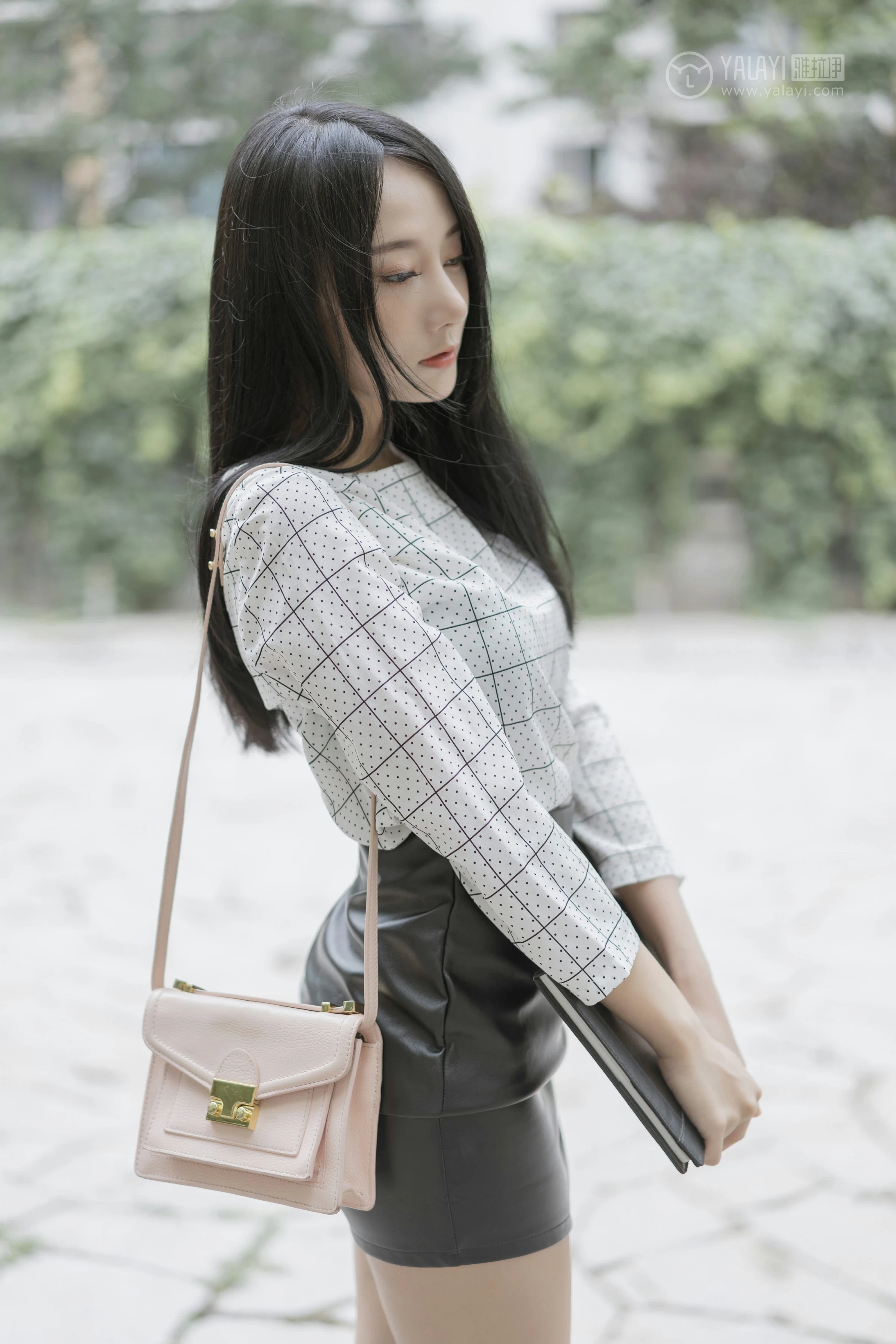 [YALAYI雅拉伊]No.322 女白领的私生活1 何嘉颖 白色衬衫加黑色短裙性感私房写真集第8张