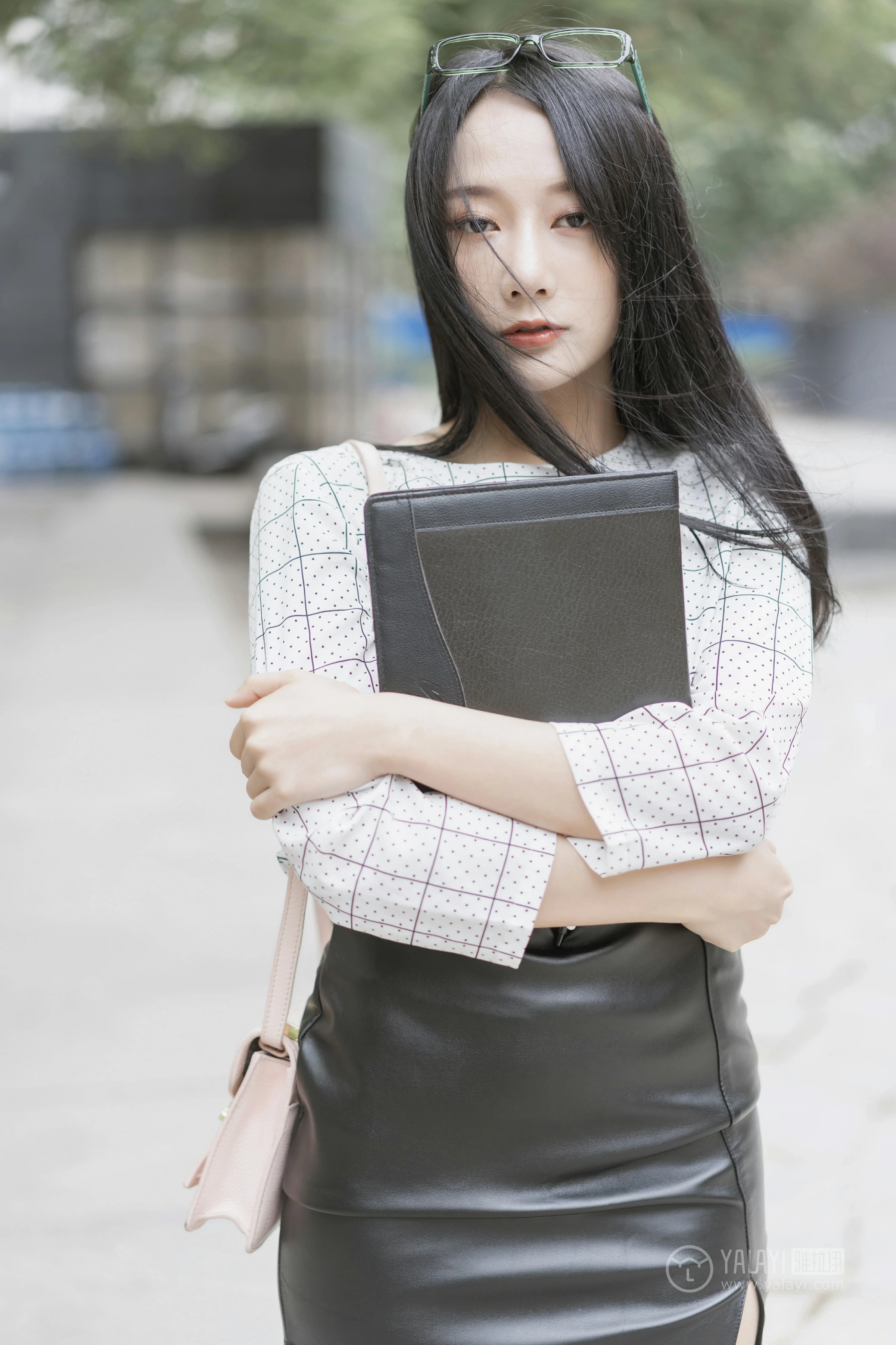[YALAYI雅拉伊]No.322 女白领的私生活1 何嘉颖 白色衬衫加黑色短裙性感私房写真集第8张