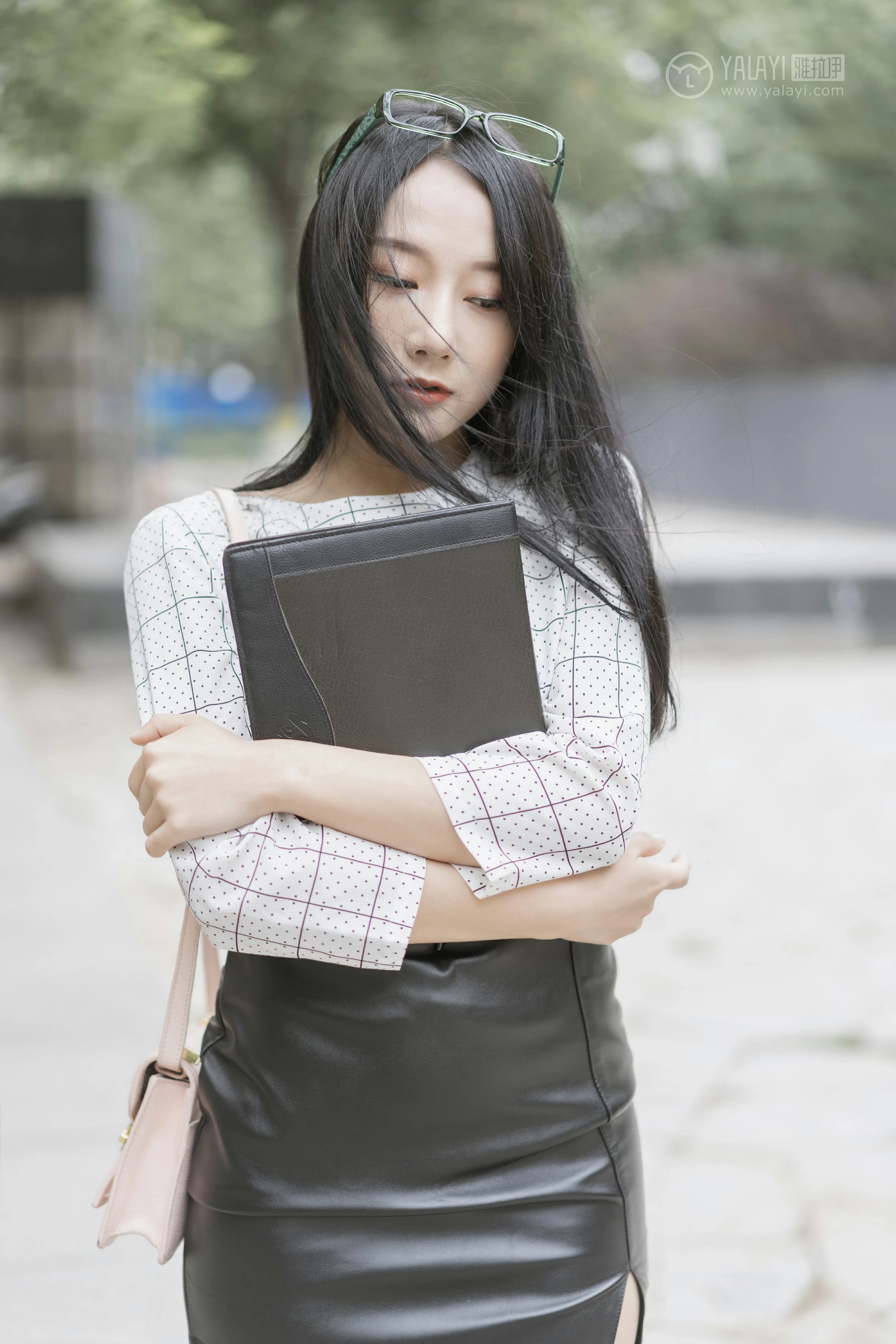 [YALAYI雅拉伊]No.322 女白领的私生活1 何嘉颖 白色衬衫加黑色短裙性感私房写真集第9张