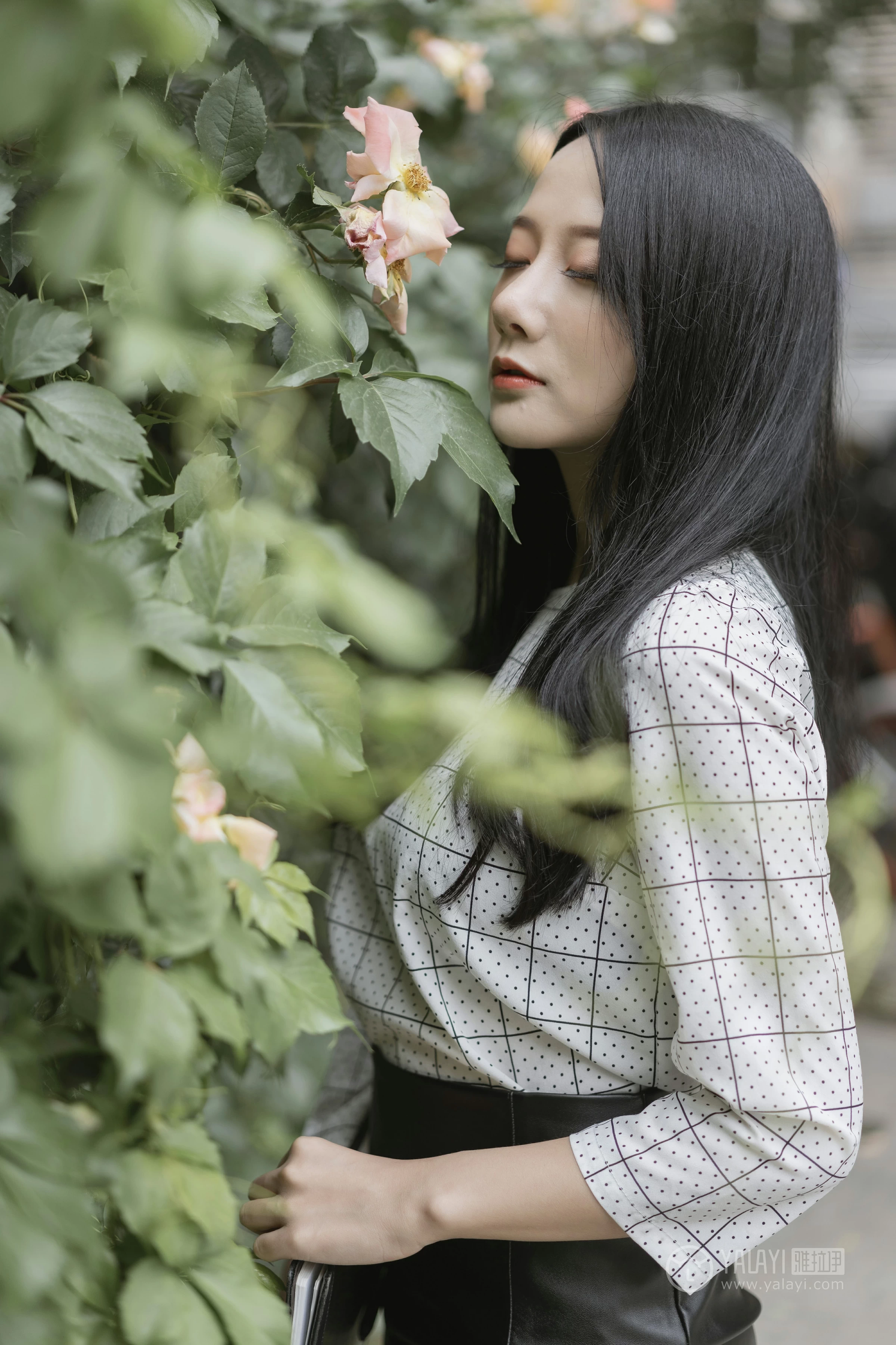 [YALAYI雅拉伊]No.322 女白领的私生活1 何嘉颖 白色衬衫加黑色短裙性感私房写真集第10张