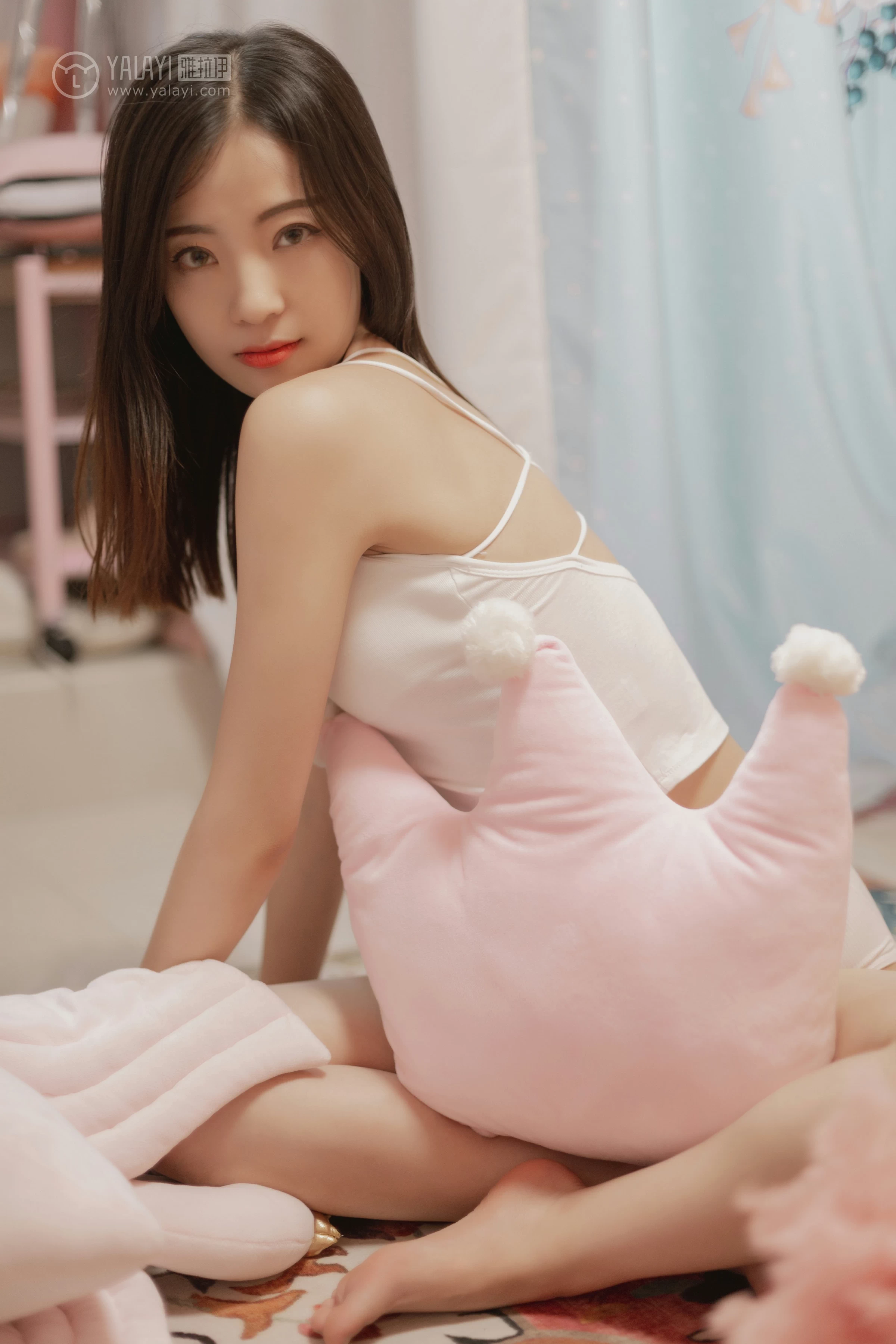 [YALAYI雅拉伊]No.327 粉色恋爱季 高若童 白色性感小背心加白色内衣居家私房写真集第7张