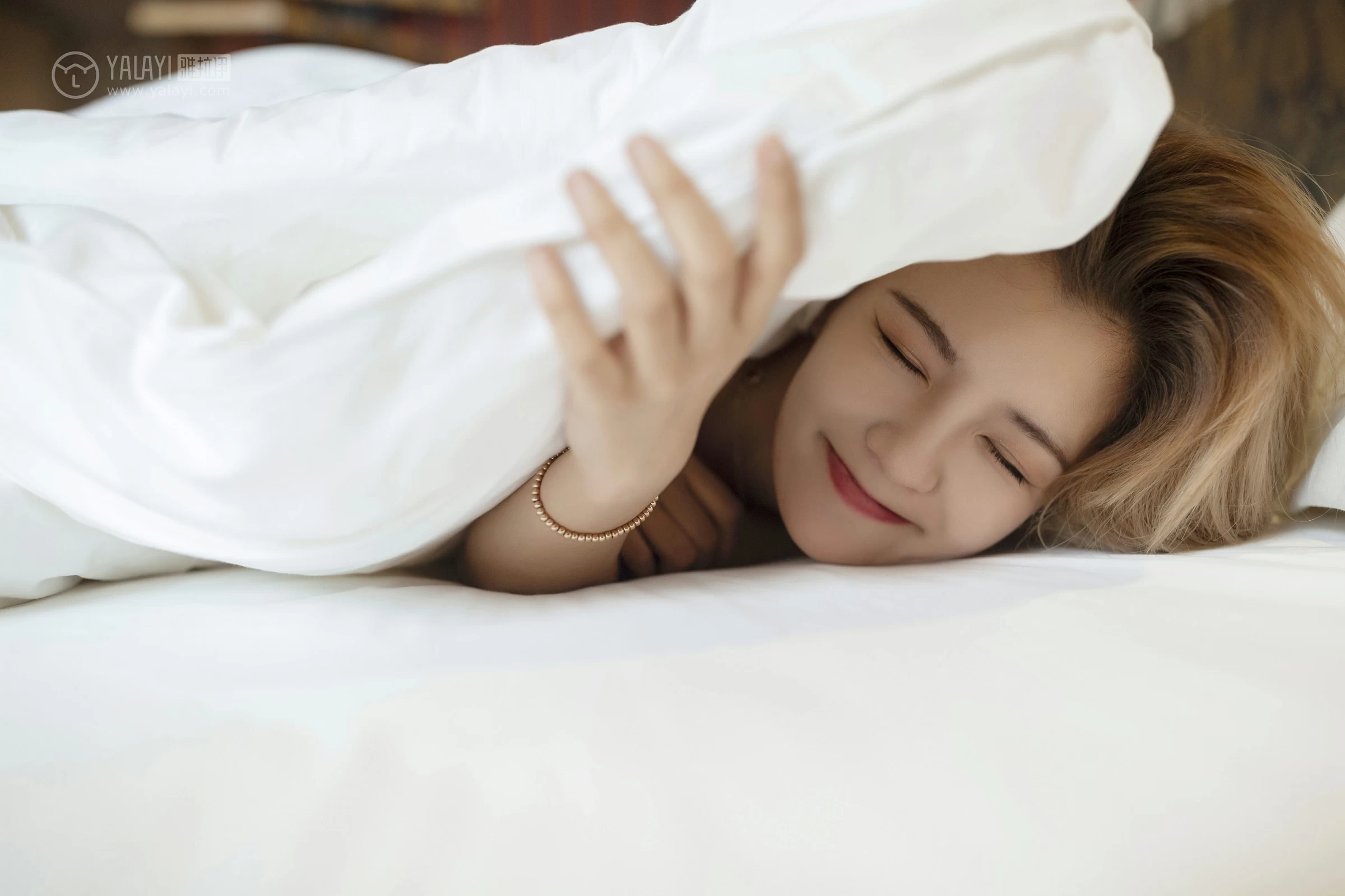 [YALAYI雅拉伊]No.329 关于你 米奇 黑色性感内衣加蕾丝内裤居家私房写真集第3张