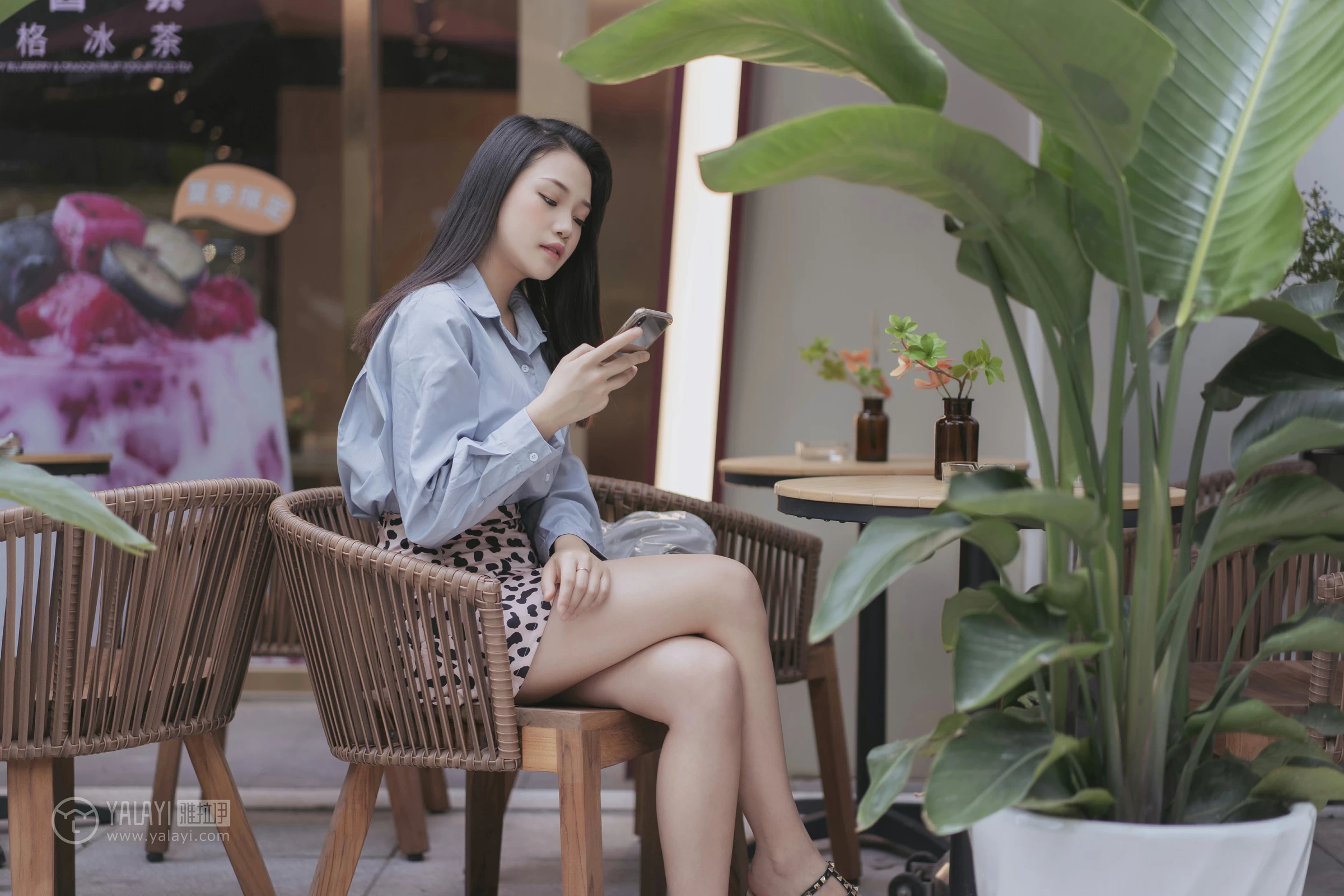 [YALAYI雅拉伊]No.330 假日出行 洋儿 蓝色衬衫加豹纹短裙性感私房写真集第2张