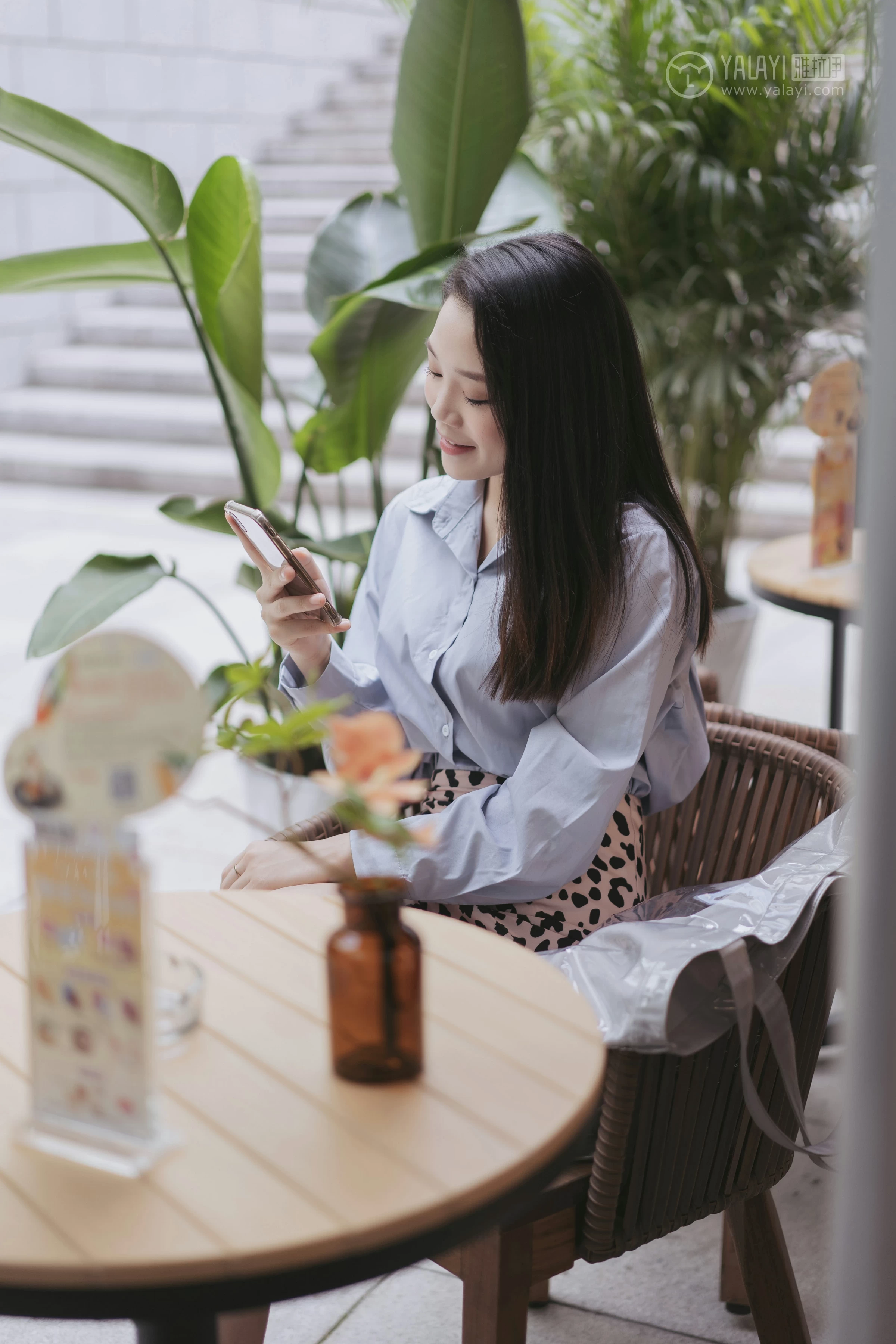 [YALAYI雅拉伊]No.330 假日出行 洋儿 蓝色衬衫加豹纹短裙性感私房写真集第3张