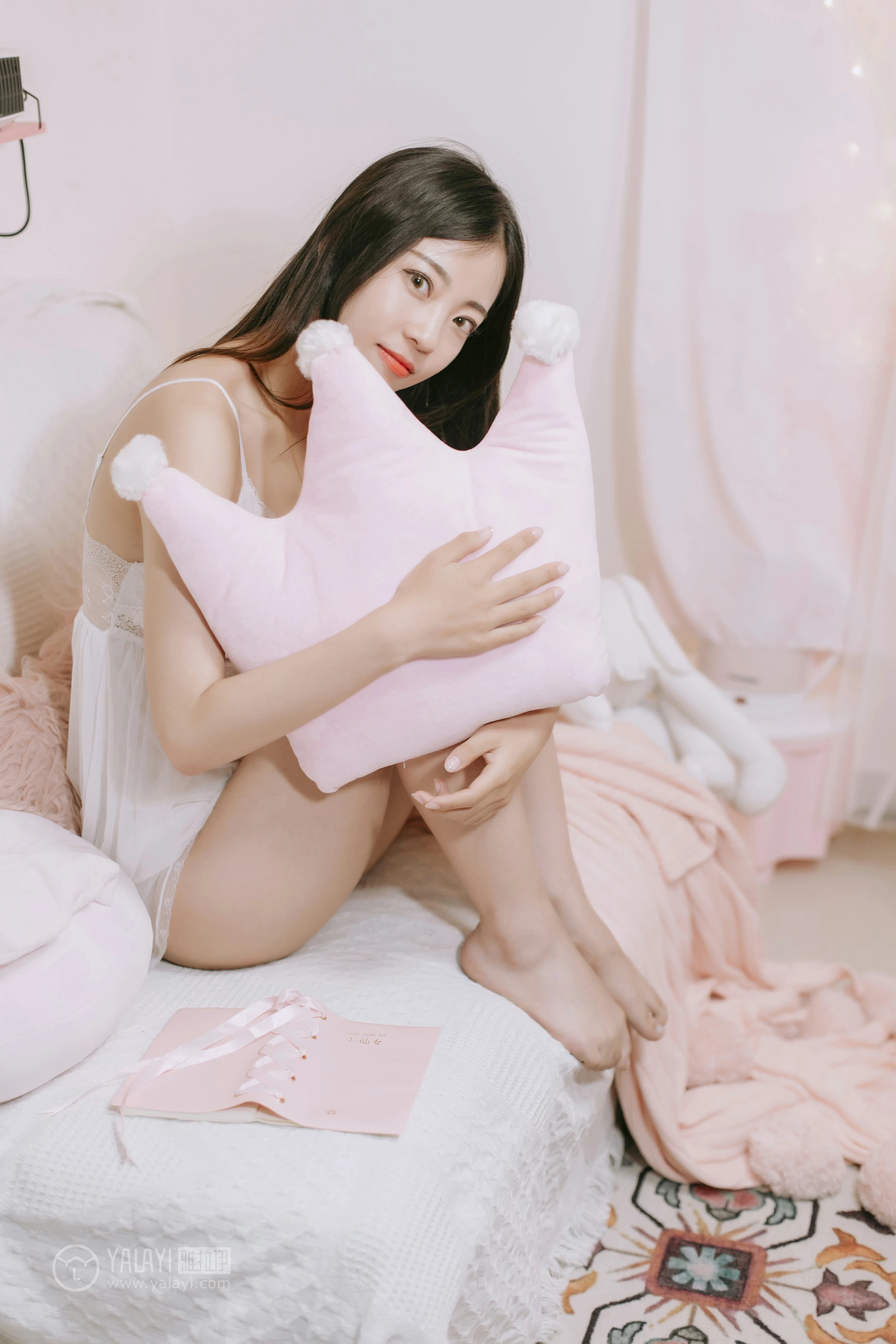 [YALAYI雅拉伊]No.334 浪漫满屋 高若童 白色吊带透视睡衣裙性感私房写真集第3张
