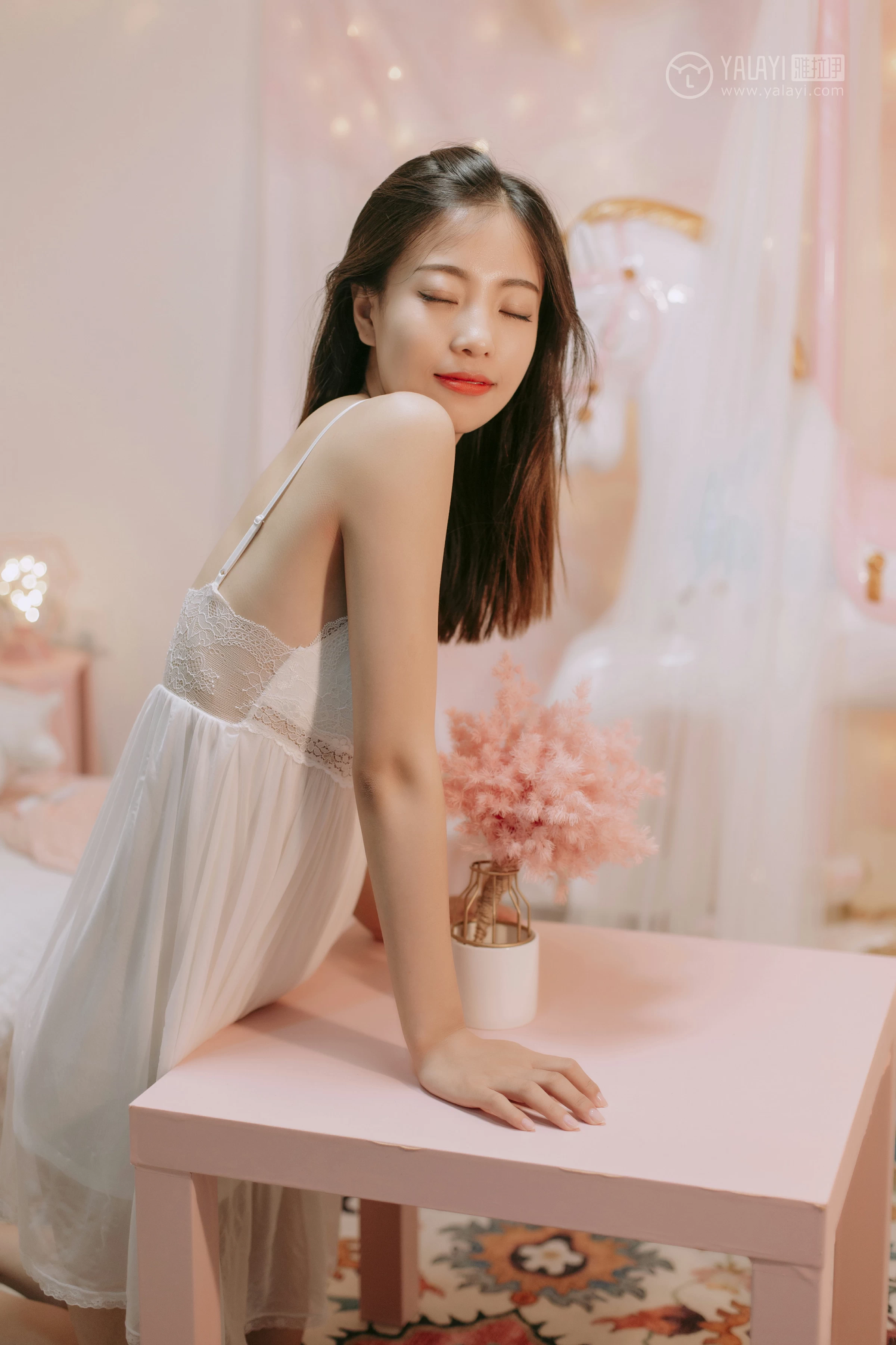[YALAYI雅拉伊]No.334 浪漫满屋 高若童 白色吊带透视睡衣裙性感私房写真集第11张