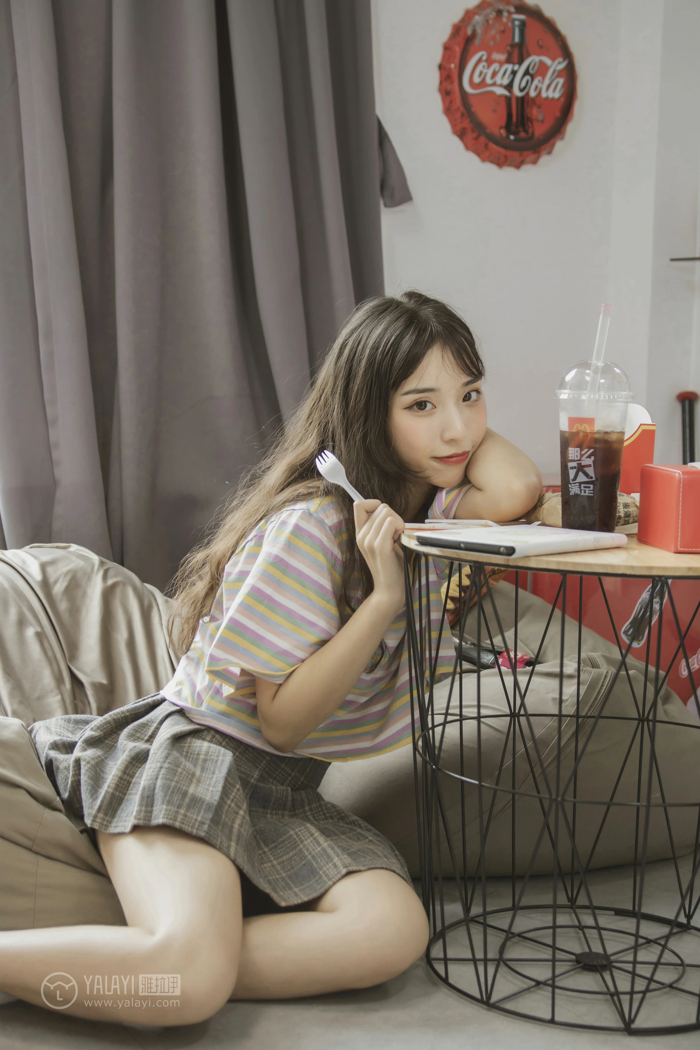 [YALAYI雅拉伊]No.340 氧气女孩 阿橙 条纹短袖加灰色短裙清纯可爱私房写真集第3张