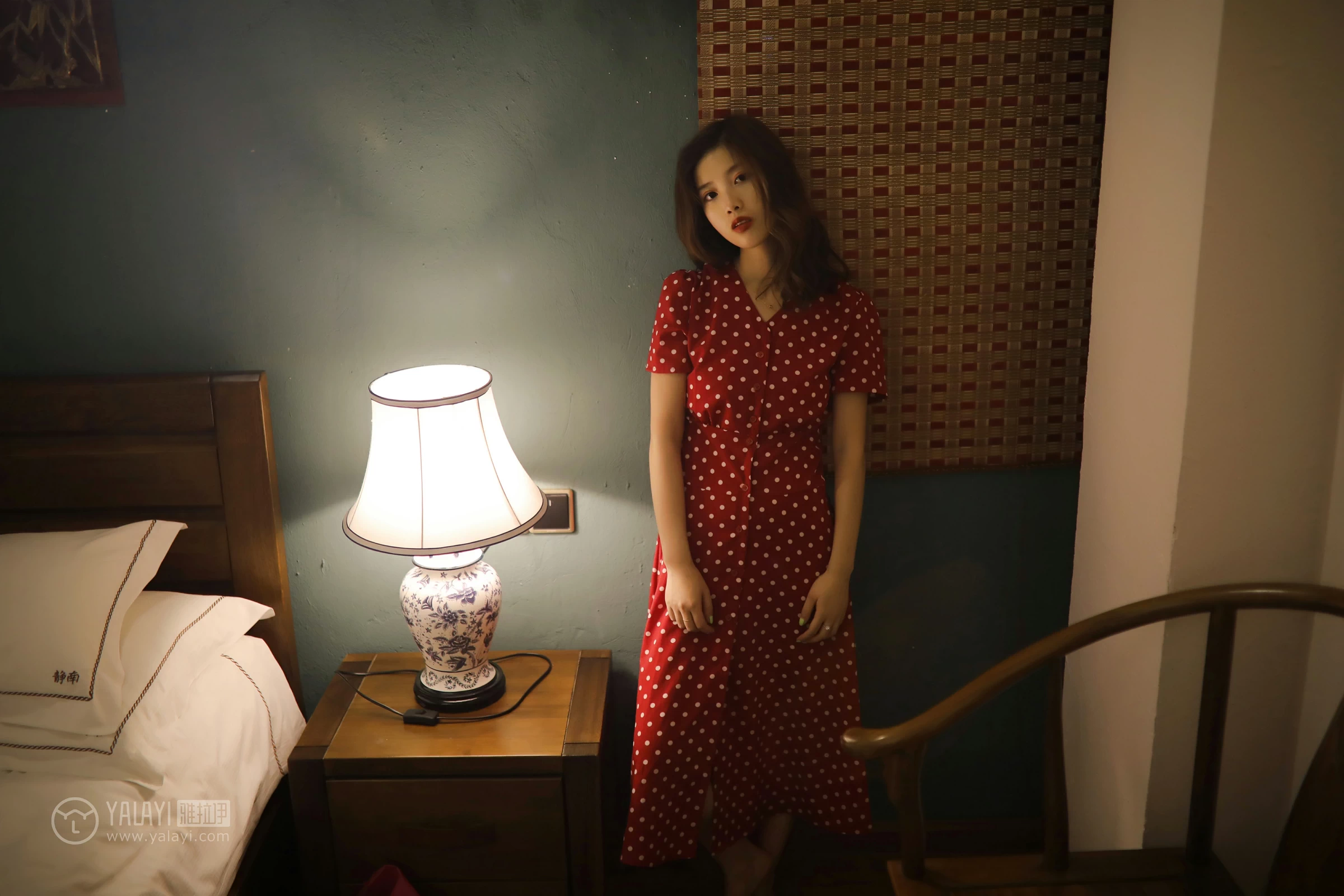 [YALAYI雅拉伊]No.347 失眠夜 圈圈 红色亮点连衣裙居家私房写真集第5张