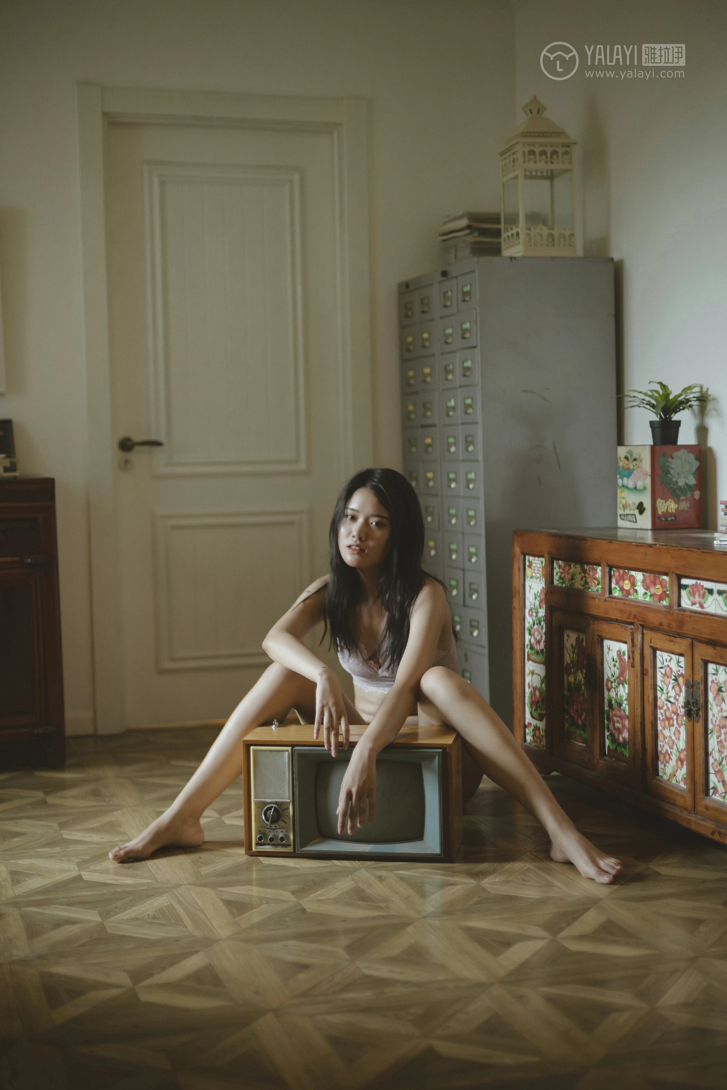 [YALAYI雅拉伊]No.350 情绪挑拨 荔子 粉色蕾丝内衣性感私房写真集第8张