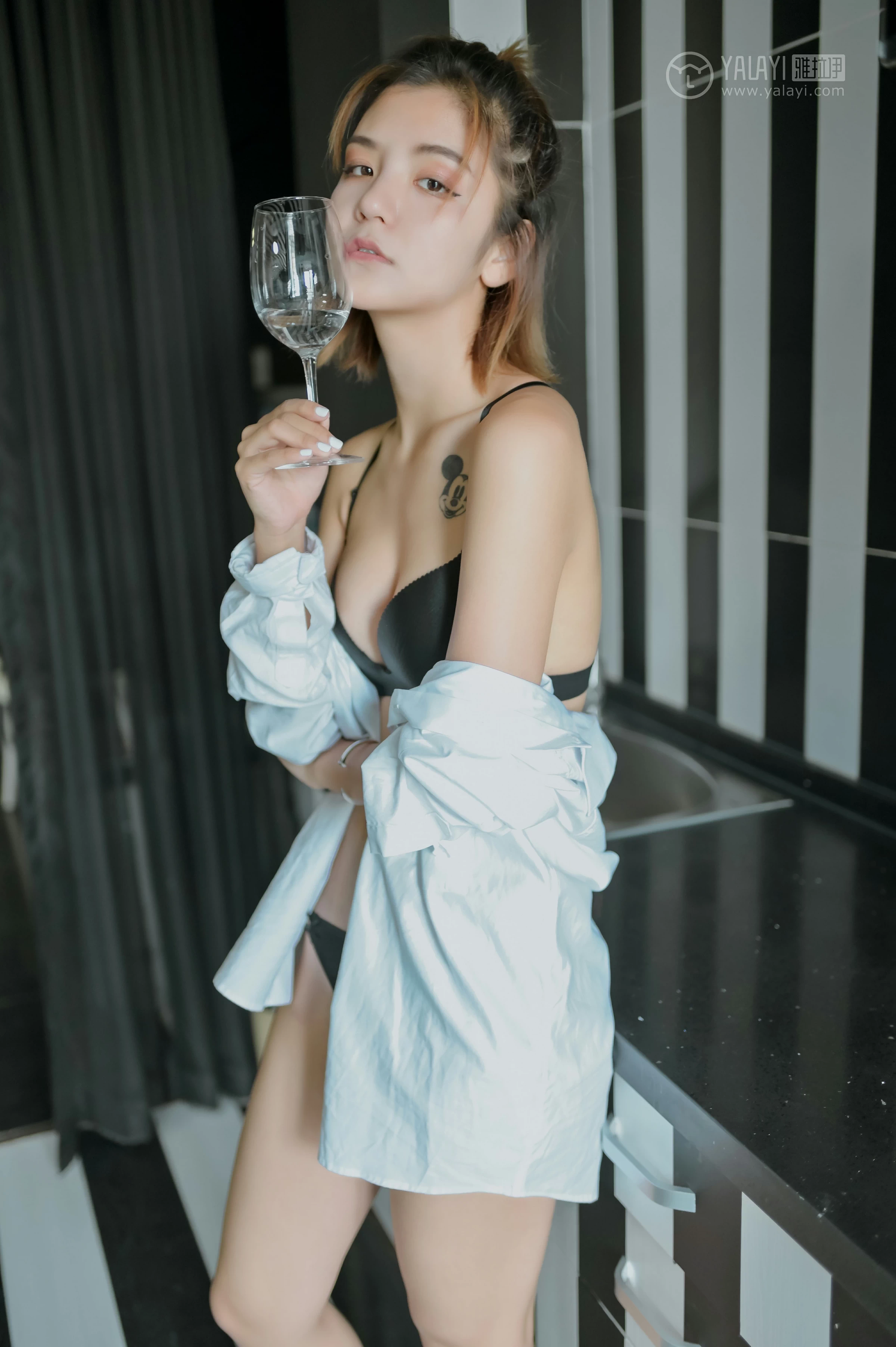 [YALAYI雅拉伊]No.351 黑夜女神 米奇 白色衬衫加黑色内衣居家性感私房写真集第3张