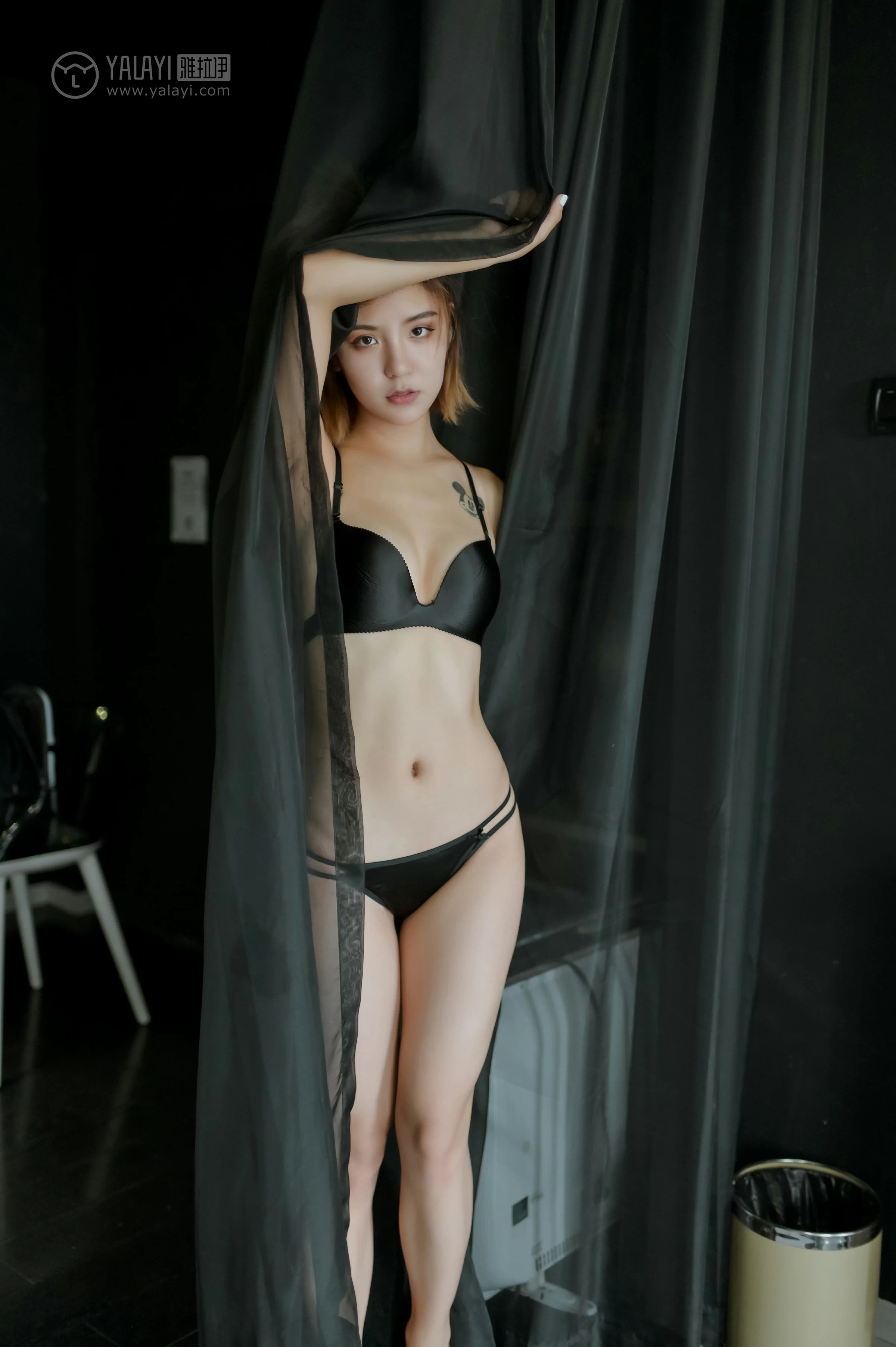 [YALAYI雅拉伊]No.351 黑夜女神 米奇 白色衬衫加黑色内衣居家性感私房写真集第10张