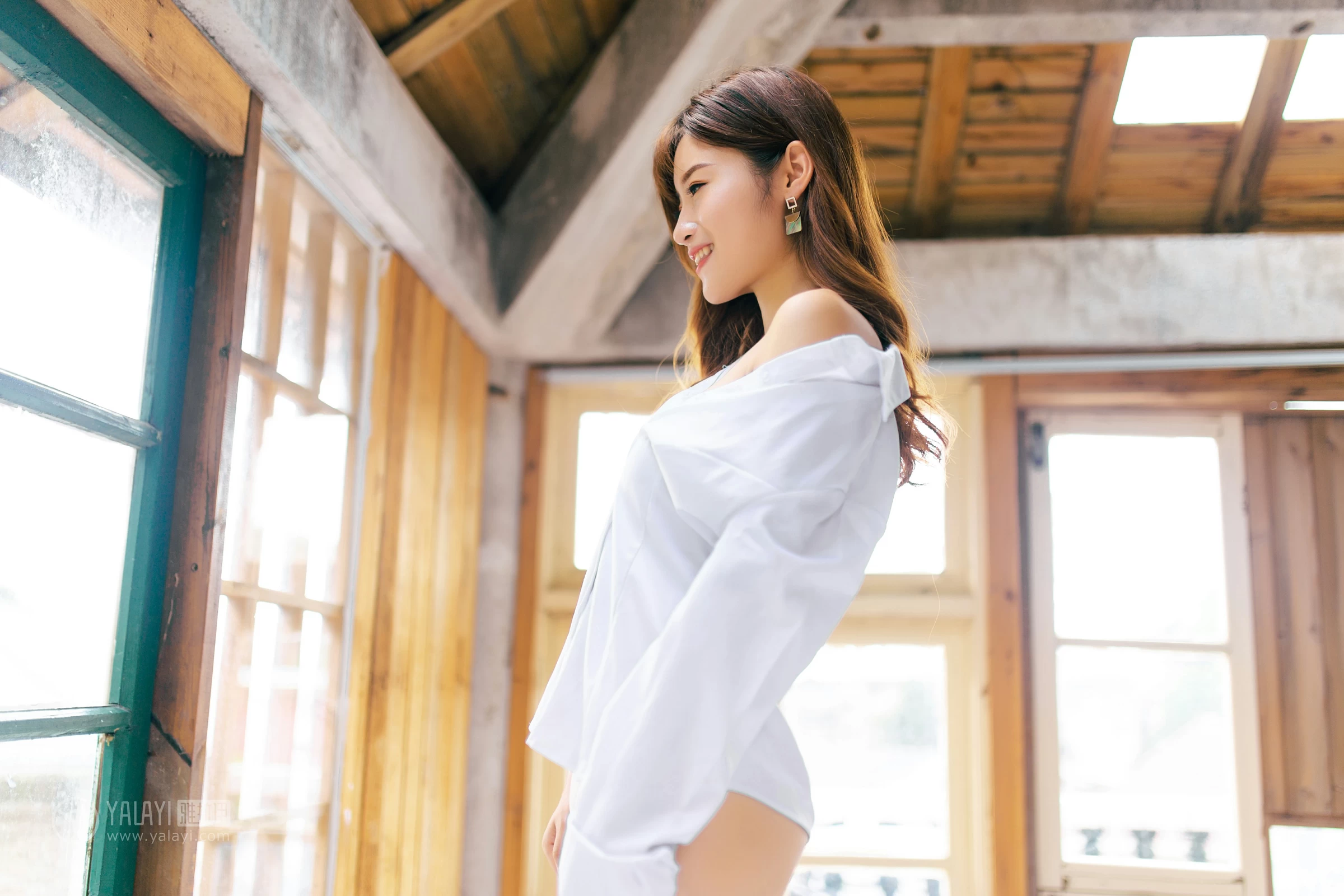 [YALAYI雅拉伊]No.354 向往的生活 朵朵 白色性感小背心与透视镂空连衣裙私房写真集第5张