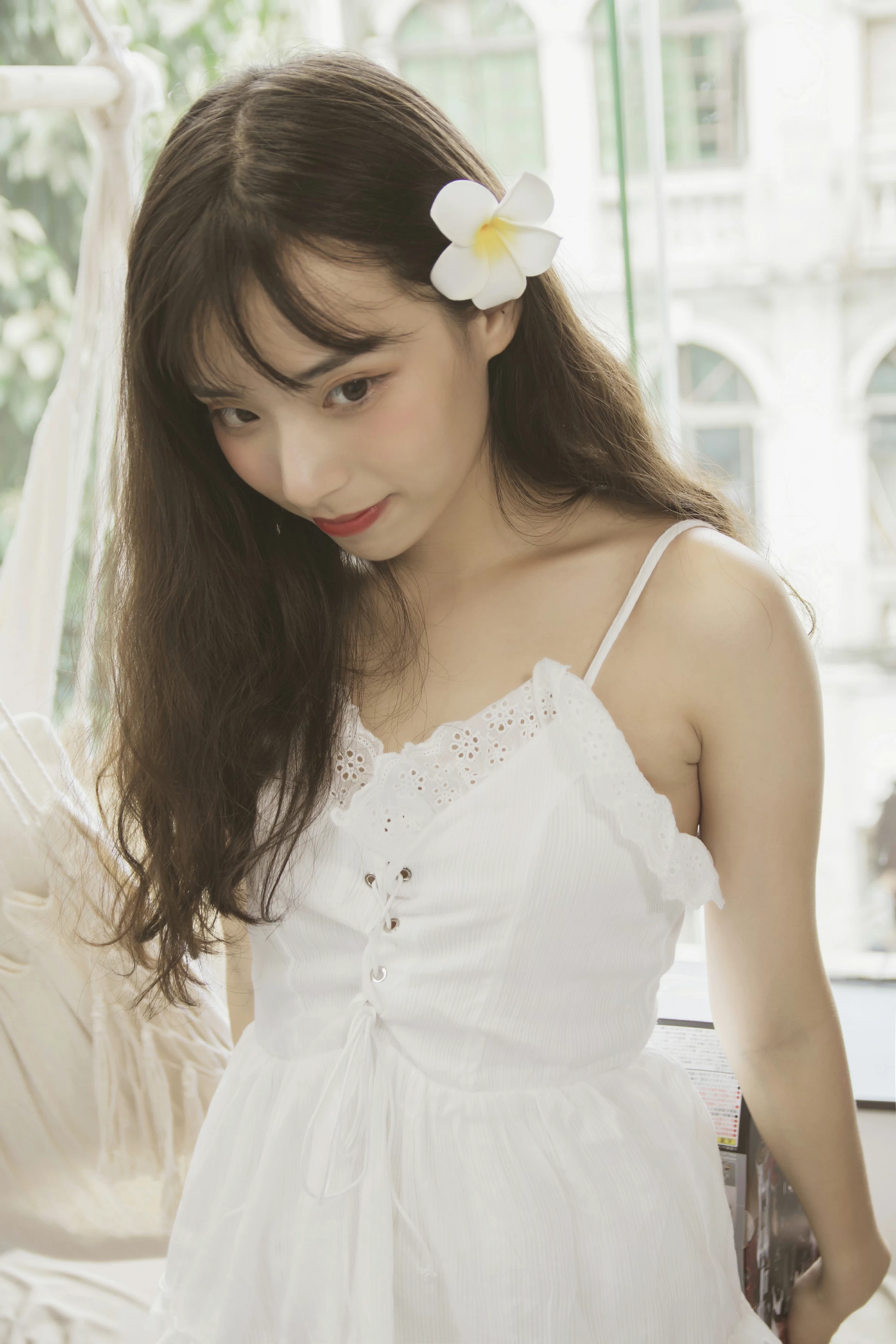 [YALAYI雅拉伊]No.357 我的高达女友 阿橙 白色吊带蕾丝连衣裙清纯可爱私房写真集第4张