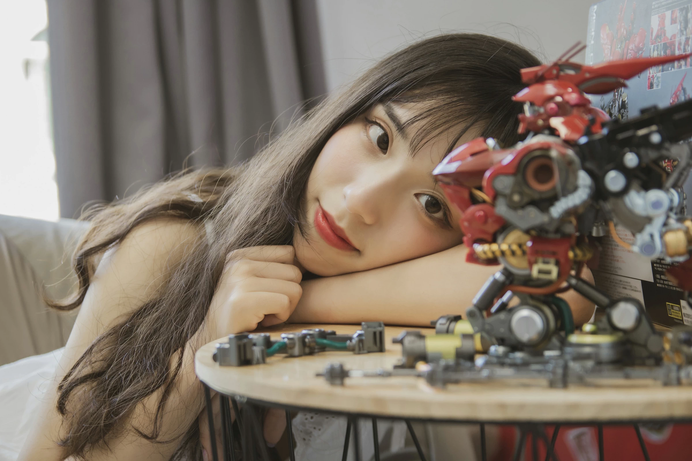 [YALAYI雅拉伊]No.357 我的高达女友 阿橙 白色吊带蕾丝连衣裙清纯可爱私房写真集第6张