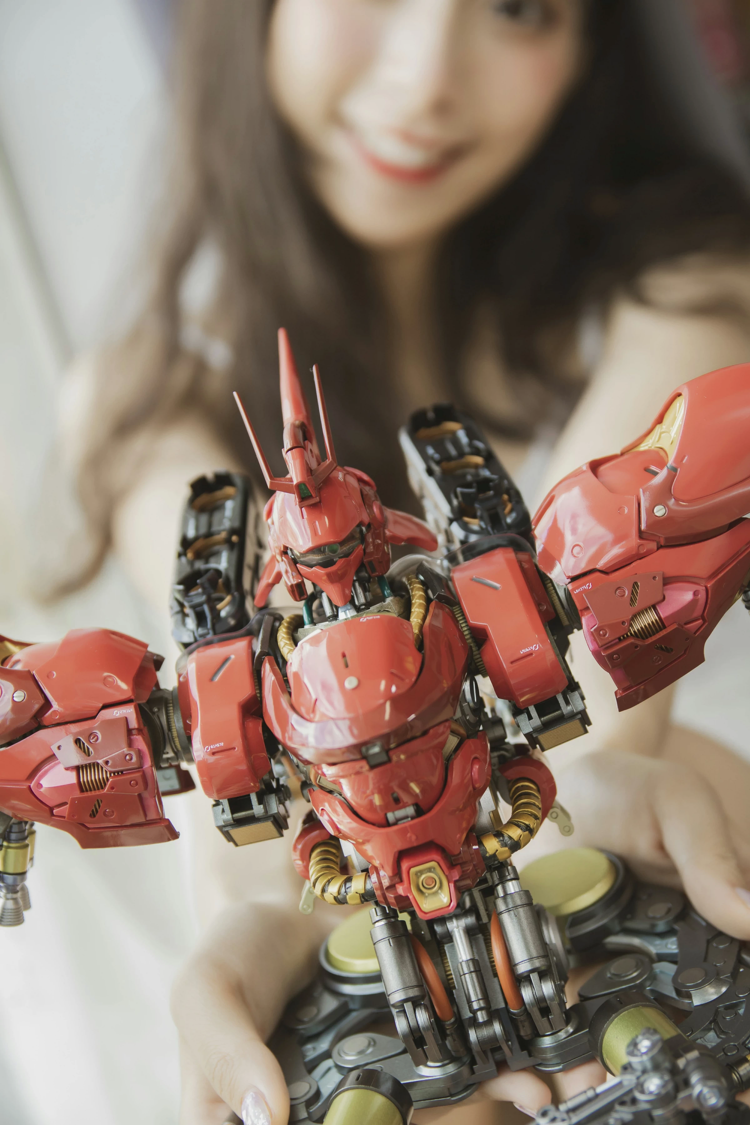 [YALAYI雅拉伊]No.357 我的高达女友 阿橙 白色吊带蕾丝连衣裙清纯可爱私房写真集第9张