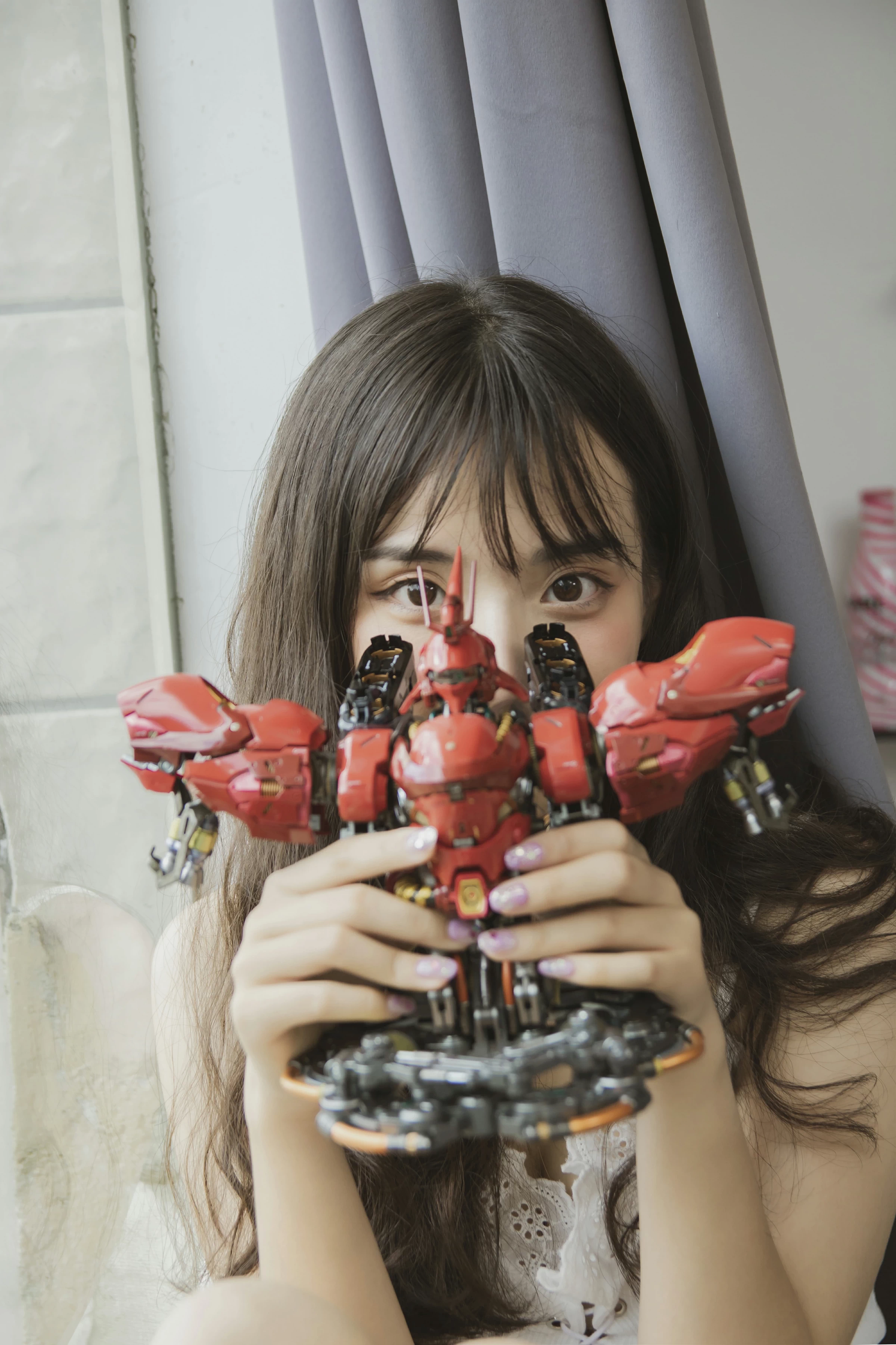 [YALAYI雅拉伊]No.357 我的高达女友 阿橙 白色吊带蕾丝连衣裙清纯可爱私房写真集第10张