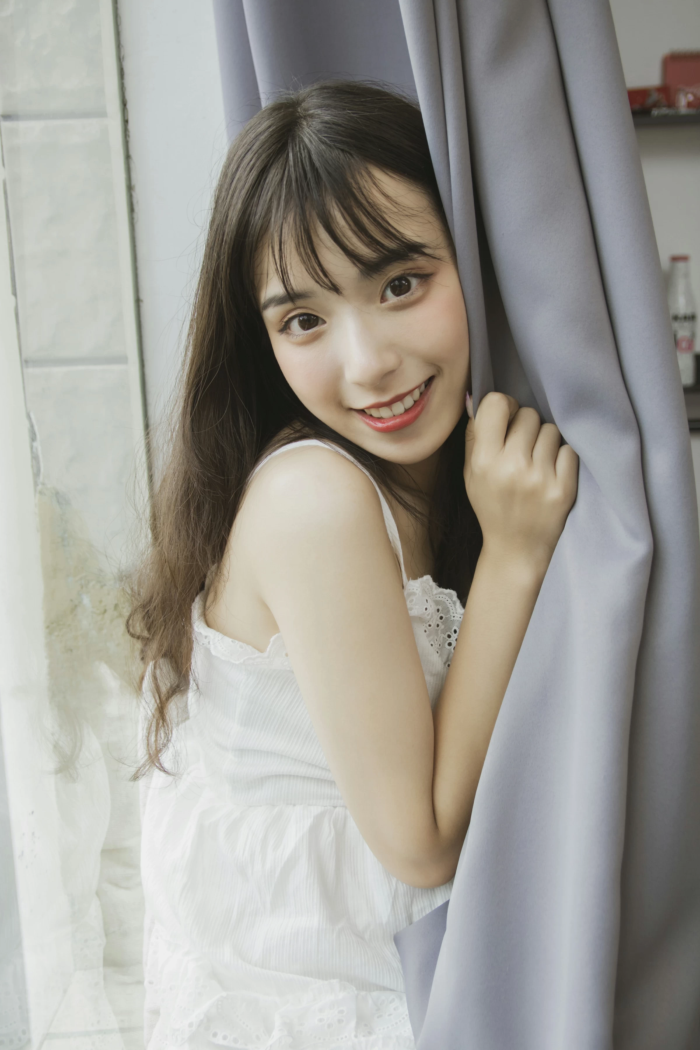 [YALAYI雅拉伊]No.357 我的高达女友 阿橙 白色吊带蕾丝连衣裙清纯可爱私房写真集第14张