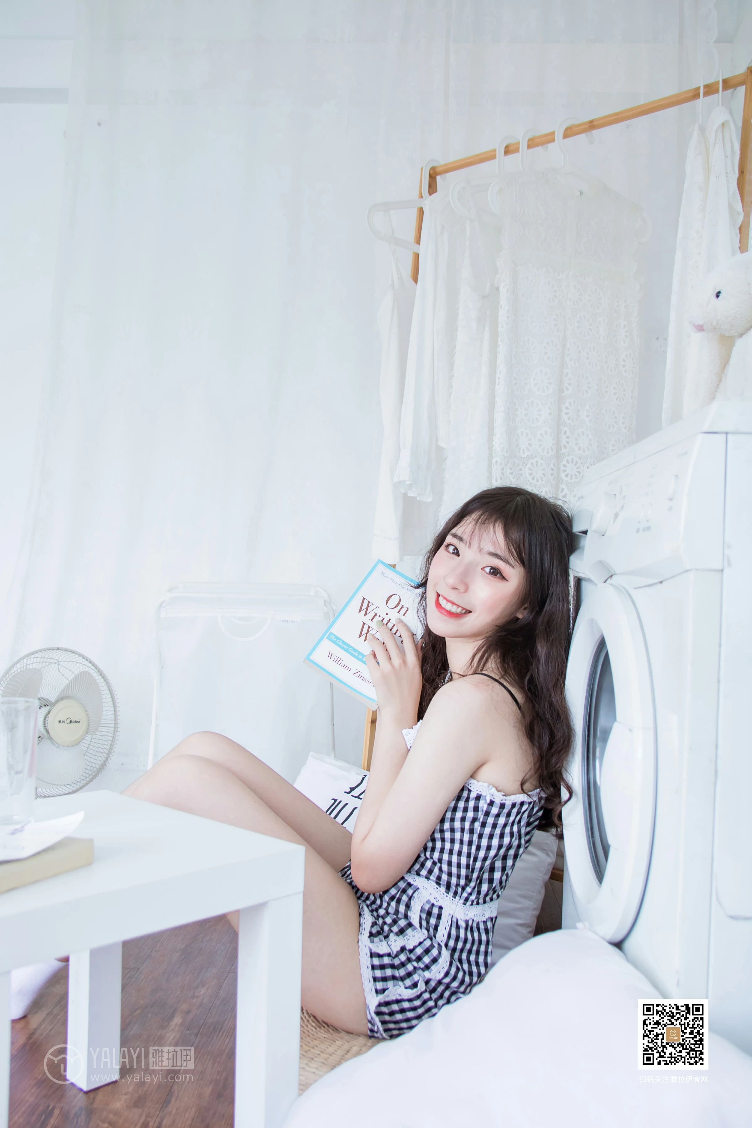 [YALAYI雅拉伊]No.369 一双白袜子 阿橙 吊带小背心加短裤性感私房写真集第3张