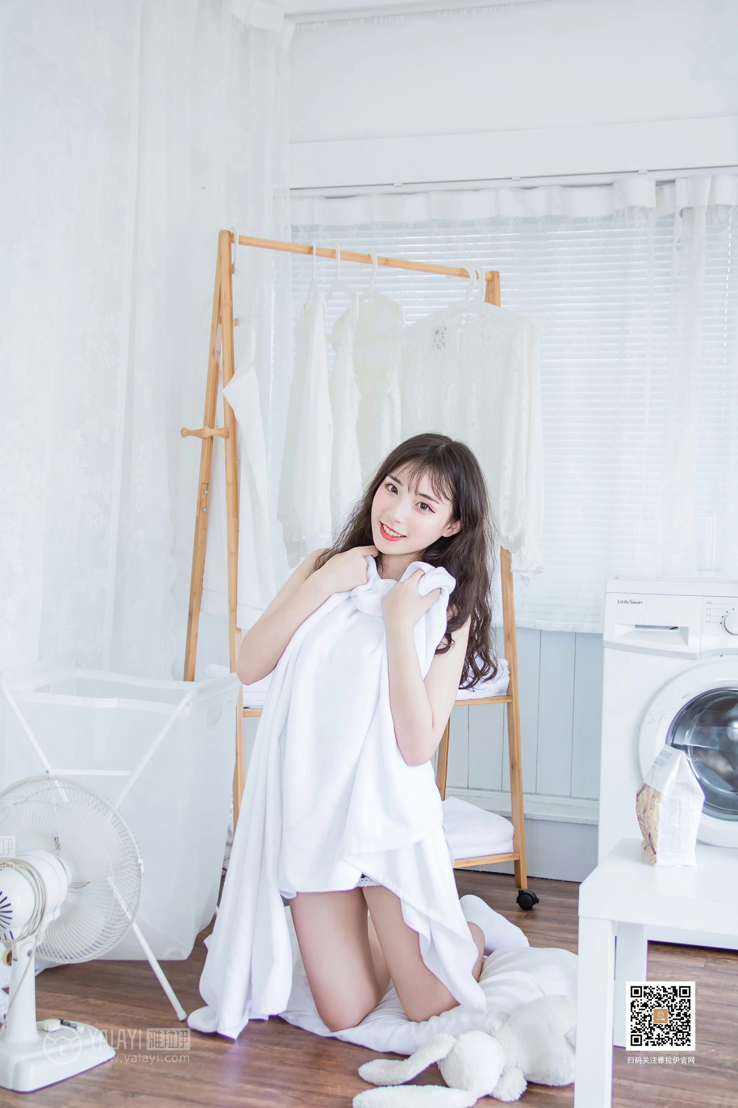 [YALAYI雅拉伊]No.369 一双白袜子 阿橙 吊带小背心加短裤性感私房写真集第15张