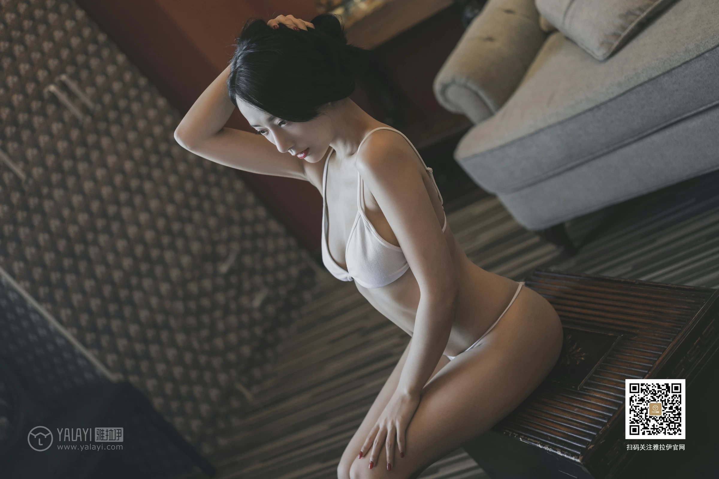 [YALAYI雅拉伊]No.363 女白领的私房照 何嘉颖 白色性感内衣居家私房写真集第14张