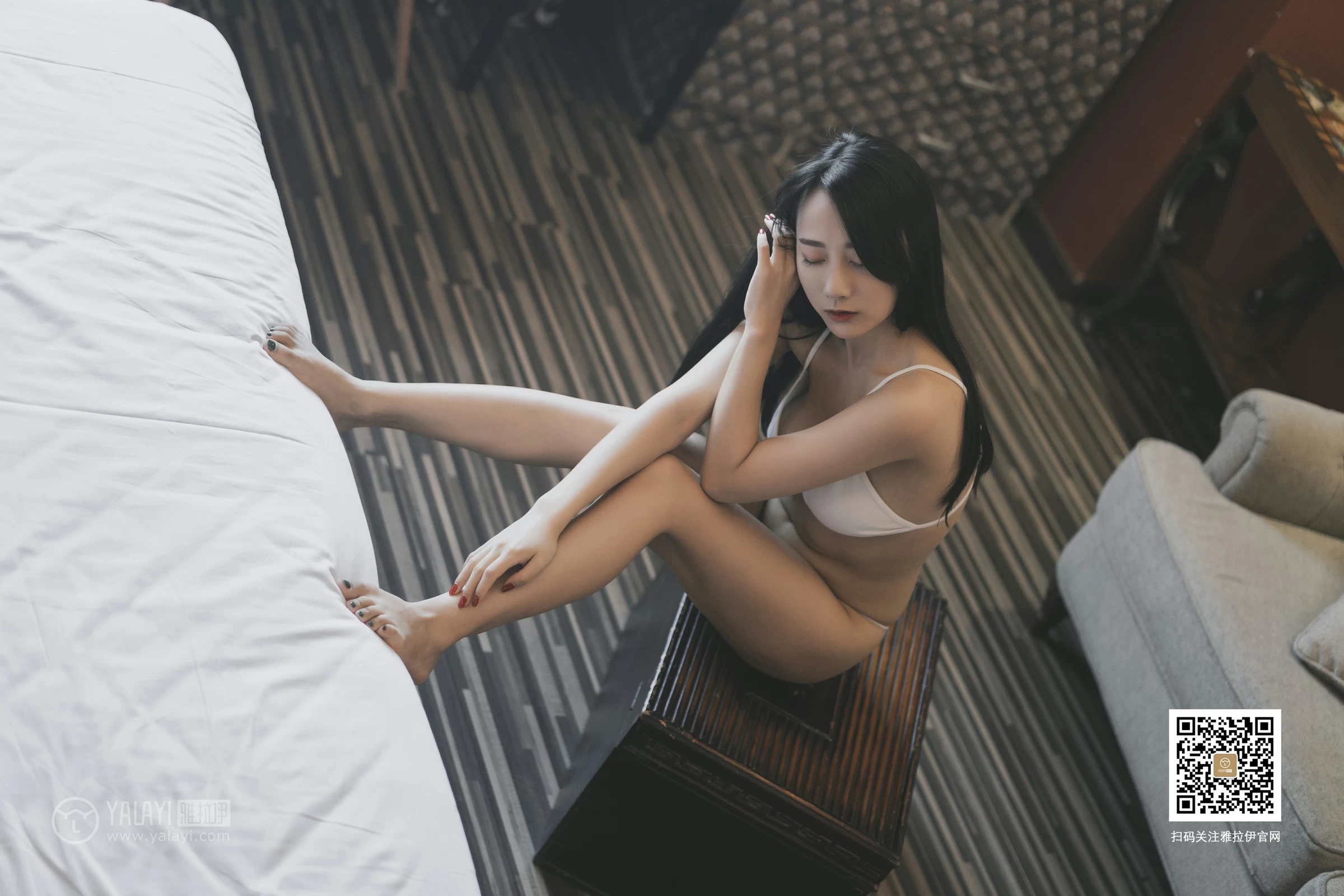 [YALAYI雅拉伊]No.363 女白领的私房照 何嘉颖 白色性感内衣居家私房写真集第16张