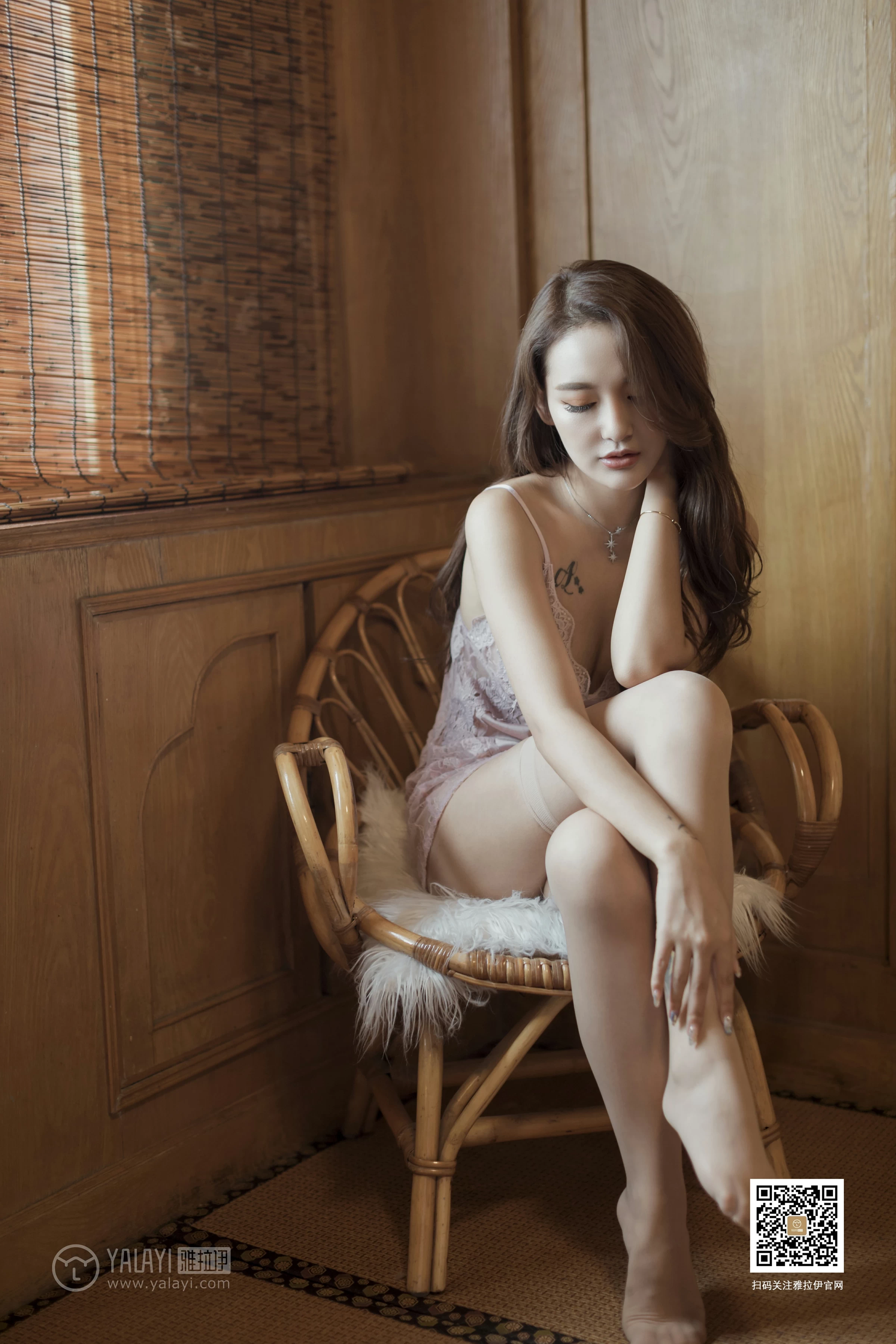 [YALAYI雅拉伊]No.377 异域丝情 刘子炀 粉色蕾丝睡衣加肉色丝袜美腿性感私房写真集第5张