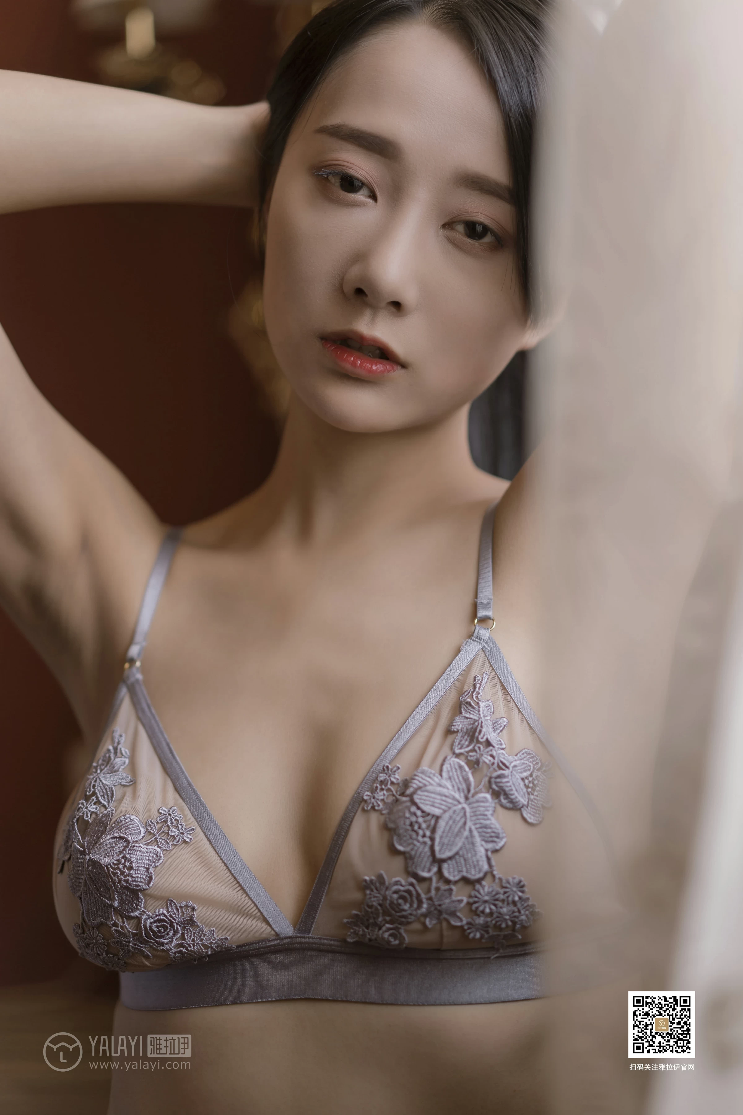 [YALAYI雅拉伊]No.373 可爱女人 何嘉颖 灰色蕾丝情趣内衣性感私房写真集第17张