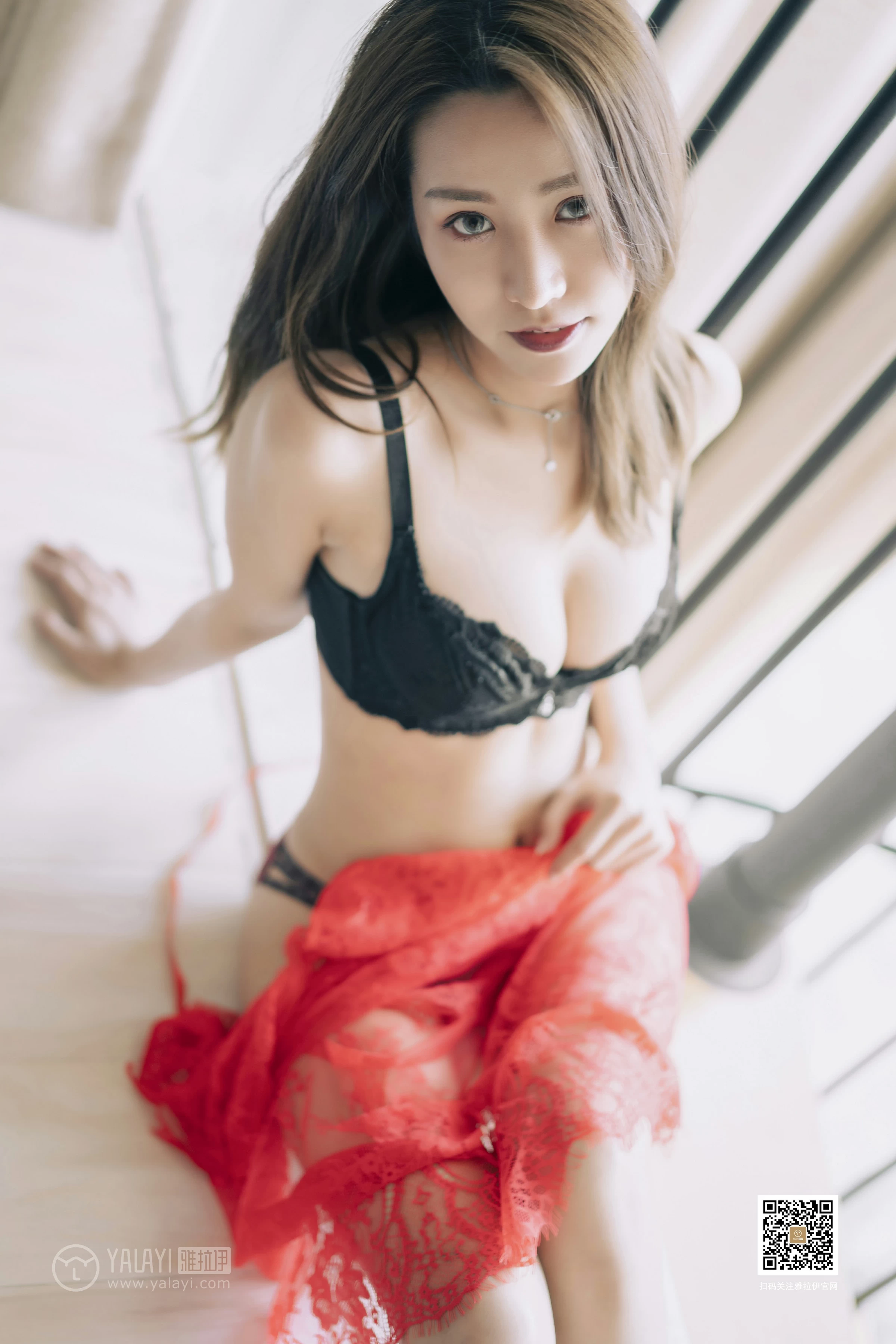 [YALAYI雅拉伊]No.381 芊芊 红色情趣镂空睡衣加黑色蕾丝内衣性感私房写真集第21张