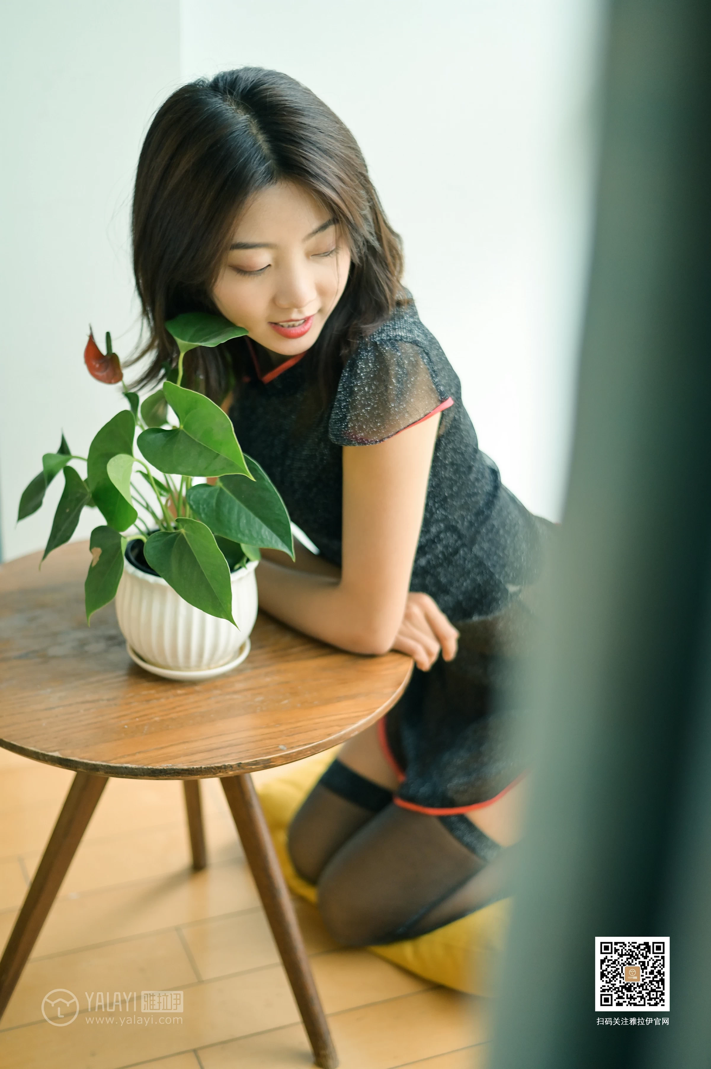 [YALAYI雅拉伊]No.382 纹纹 黑色透视情趣旗袍加黑色丝袜美腿性感私房写真集第4张